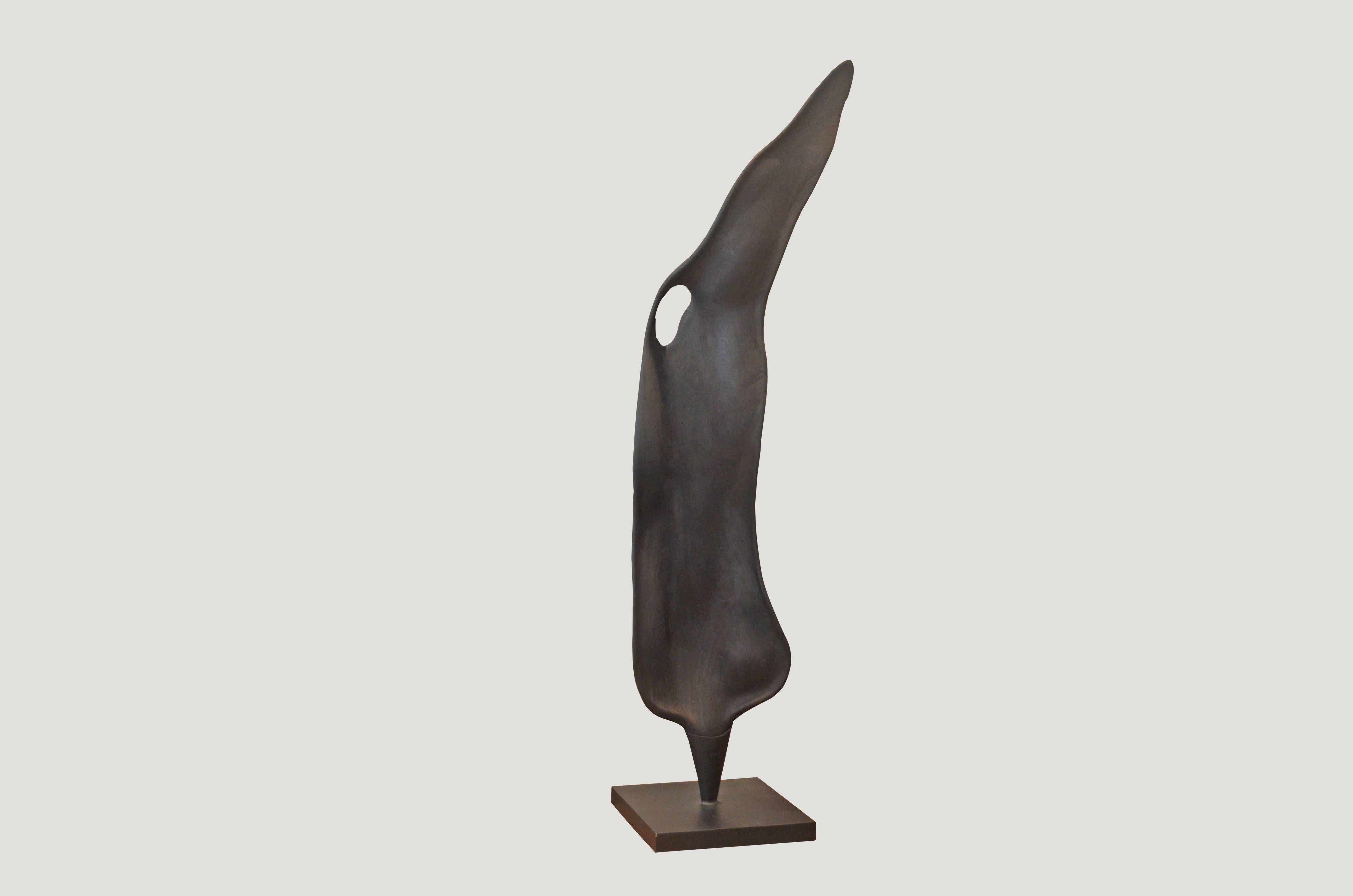 Andrianna Shamaris Mahagoni-Holzblatt-Skulptur (Organische Moderne) im Angebot