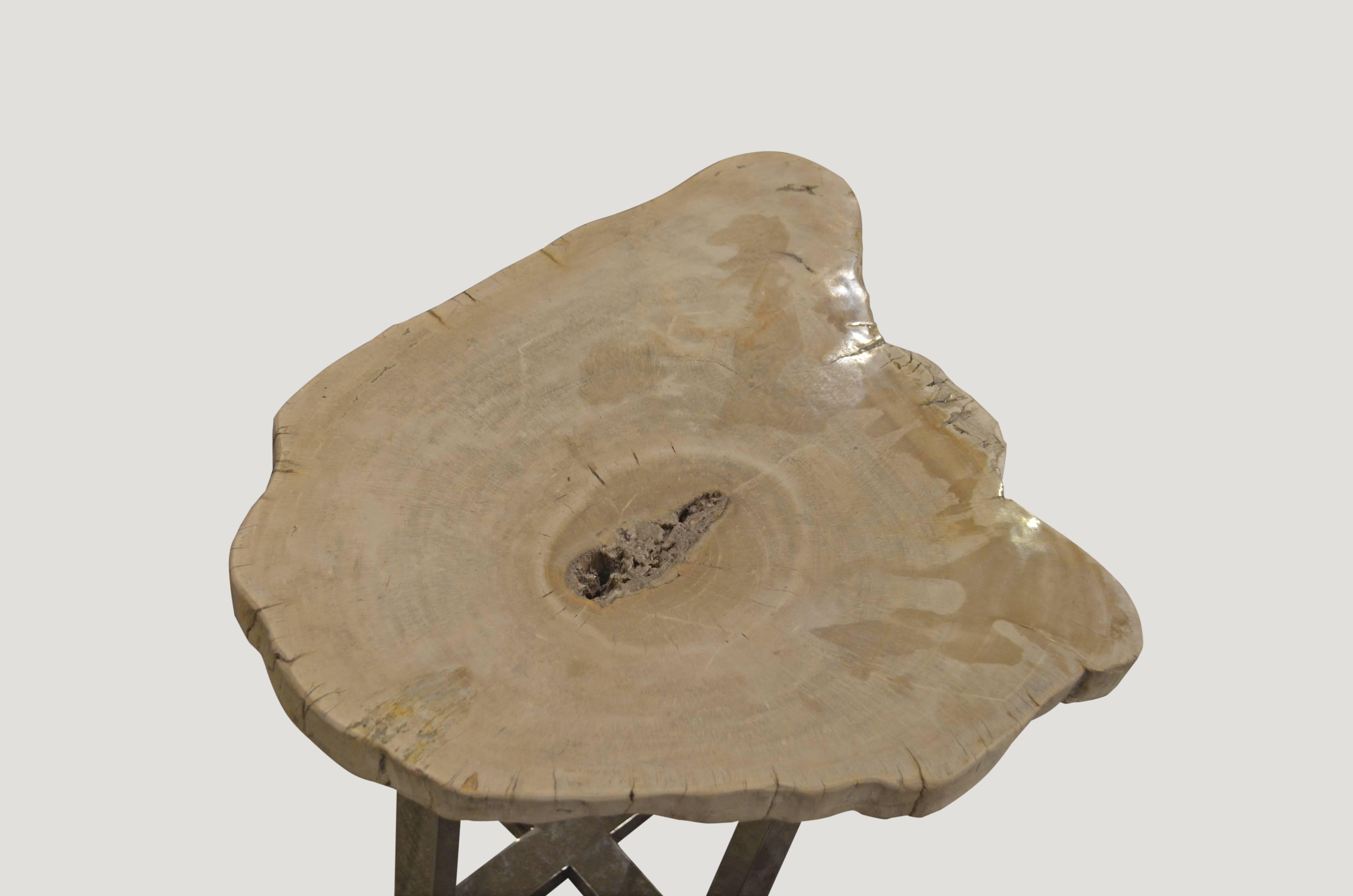 Platte aus versteinertem Holz, schwebend auf einem Sockel aus Edelstahl. Schöne kristallisierte Details in der Mitte.

Wir beziehen das hochwertigste versteinerte Holz, das es gibt. Jedes Stück ist handverlesen und hochglanzpoliert mit minimalen