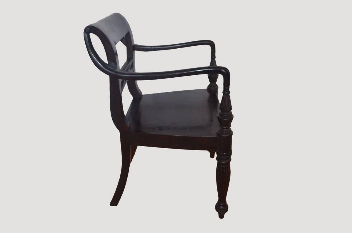 Andrianna Shamaris Espresso Colonial Chair aus aufgearbeitetem Teakholz (Organische Moderne) im Angebot