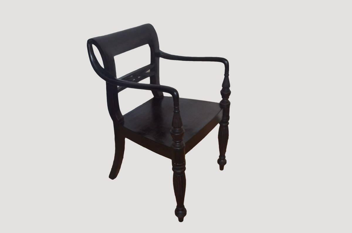 Dieser schöne Stuhl im Kolonialstil ist aus aufgearbeitetem Teakholz handgeschnitzt. Wir haben einen antiken Stuhl gefunden und ihn nachgebaut.

16-20″ breit x  17,5″ tief x  17,5″ Sitzhöhe.

Andrianna Shamaris. Der Marktführer im modernen