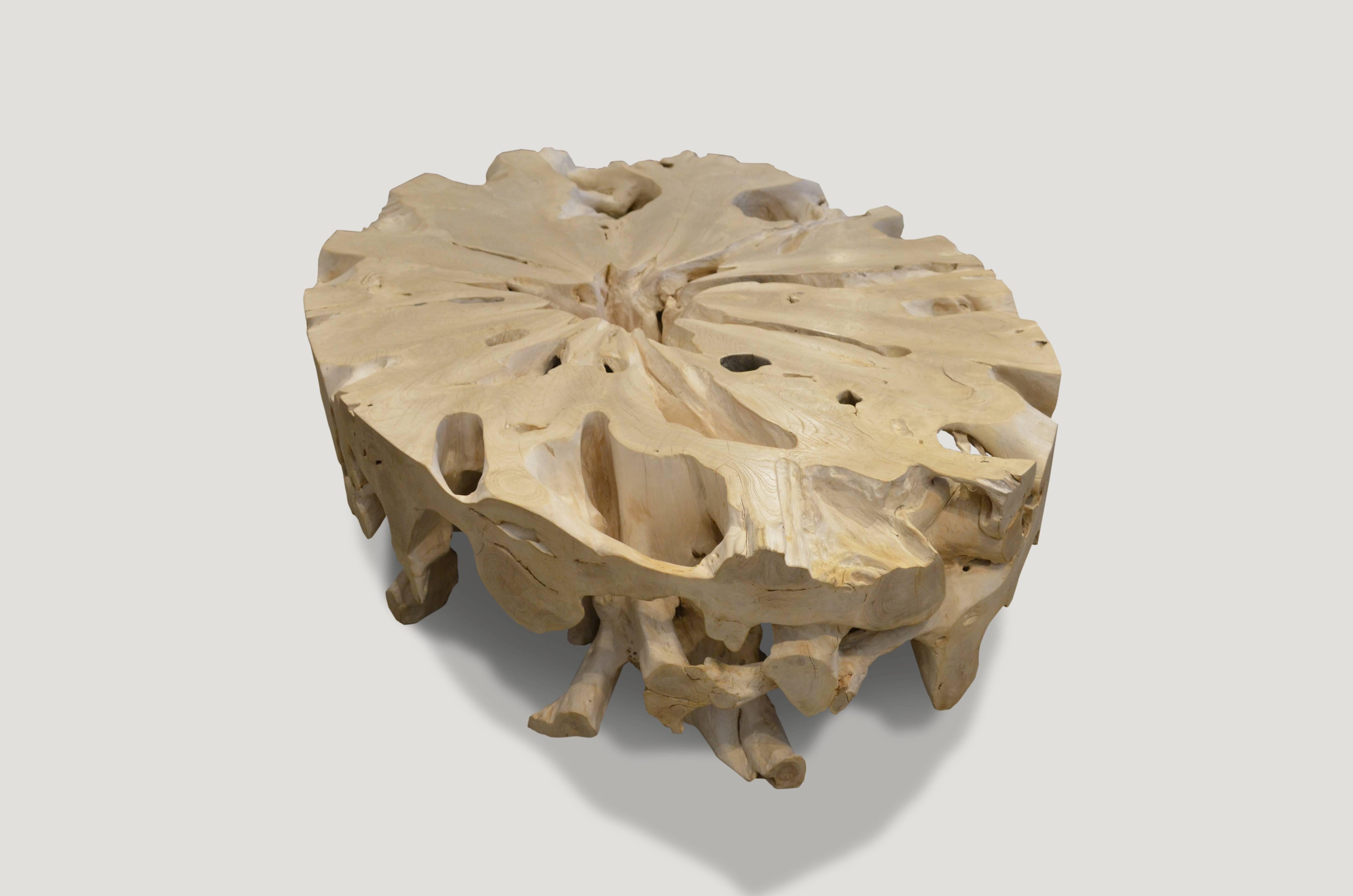 Organique Andrianna Shamaris St. Barts Table basse ovale en bois de teck en vente