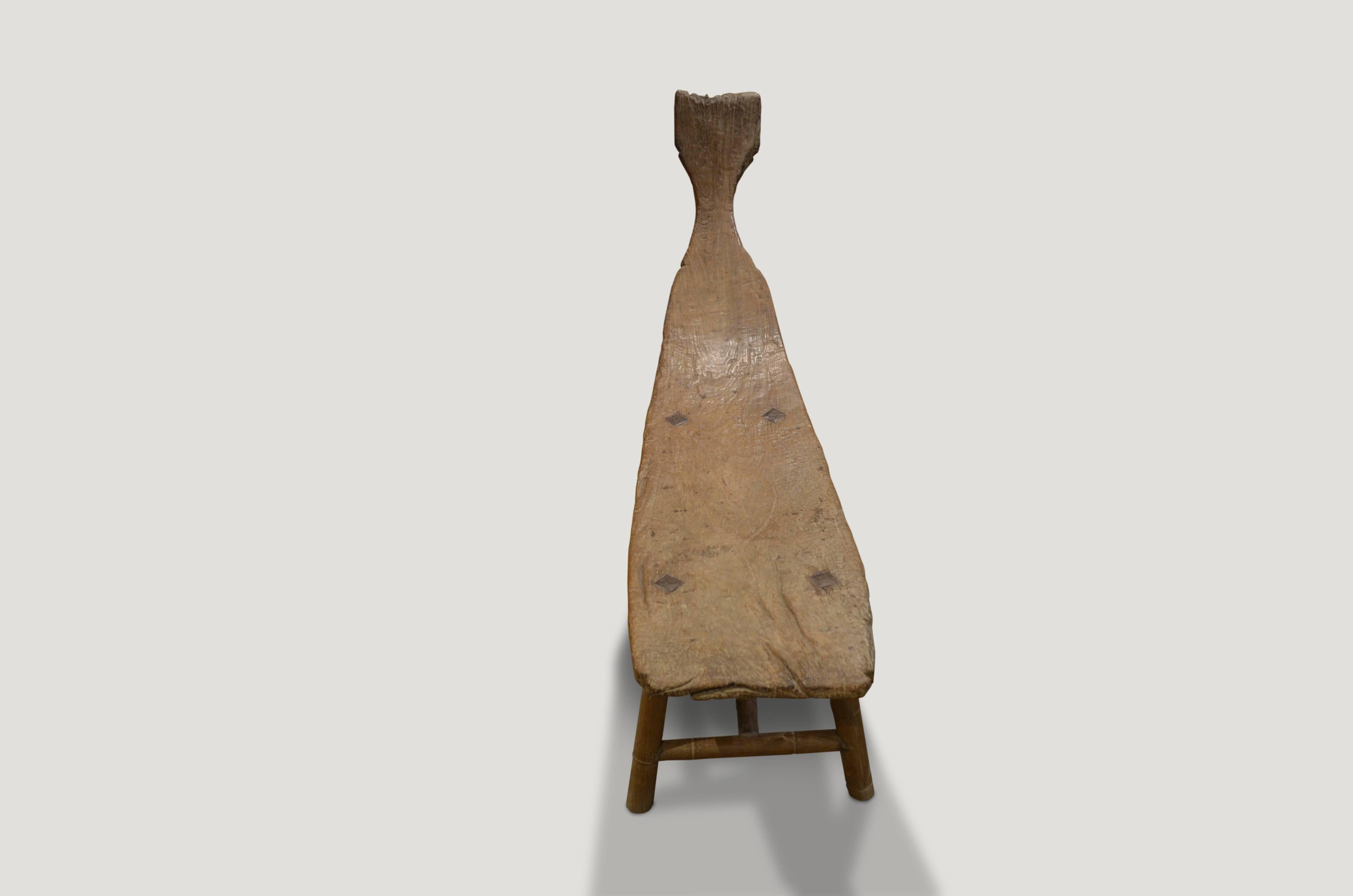 Andrianna Shamaris Banco de madera de teca Wabi-Sabi de calidad de museo Minimalista en venta