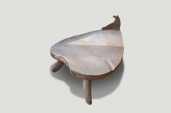 Banc ou table basse Andrianna Shamaris en bois de teck sculpté à la main