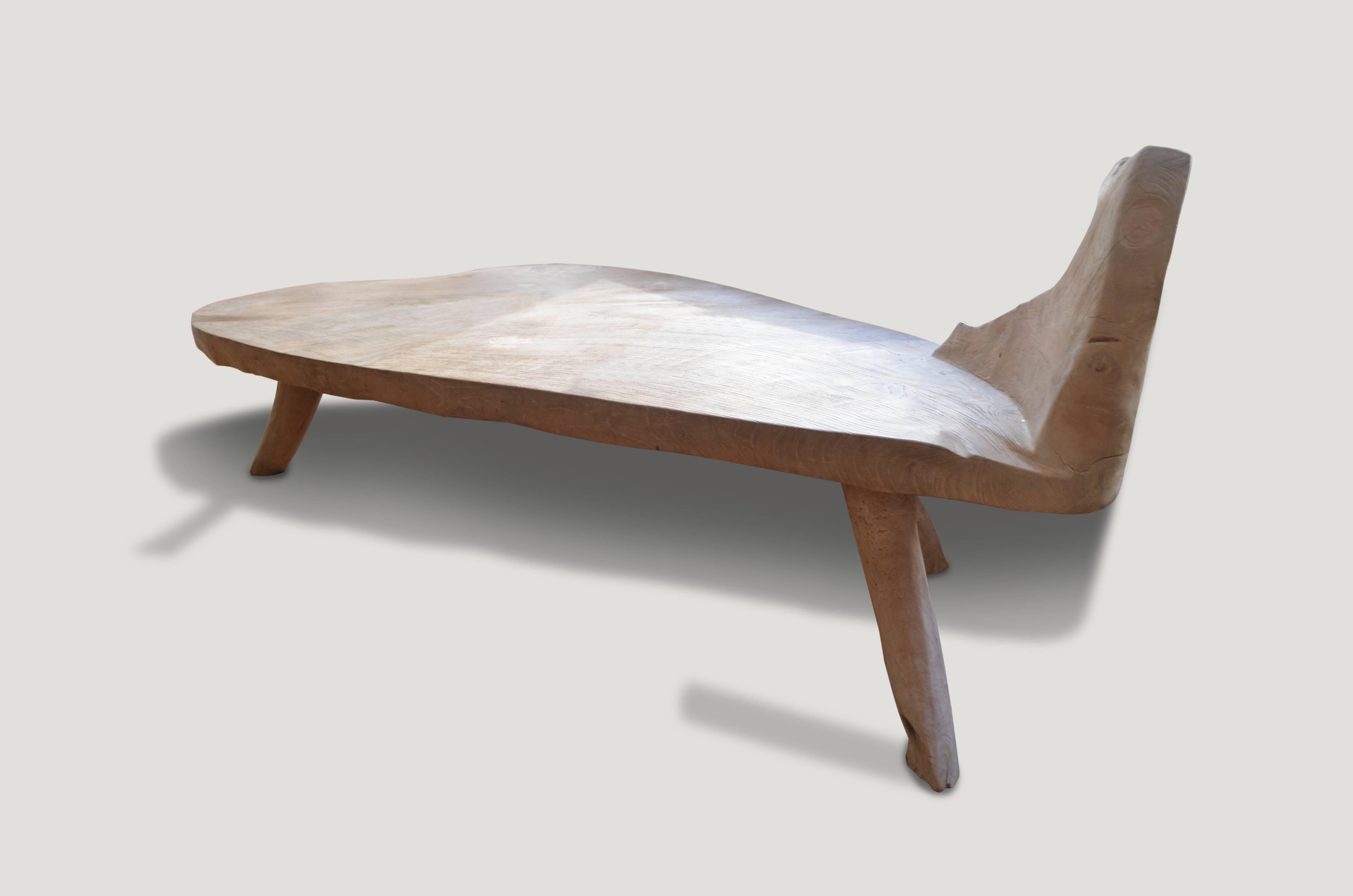 Organique Banc ou table basse Andrianna Shamaris en bois de teck sculpté à la main en vente