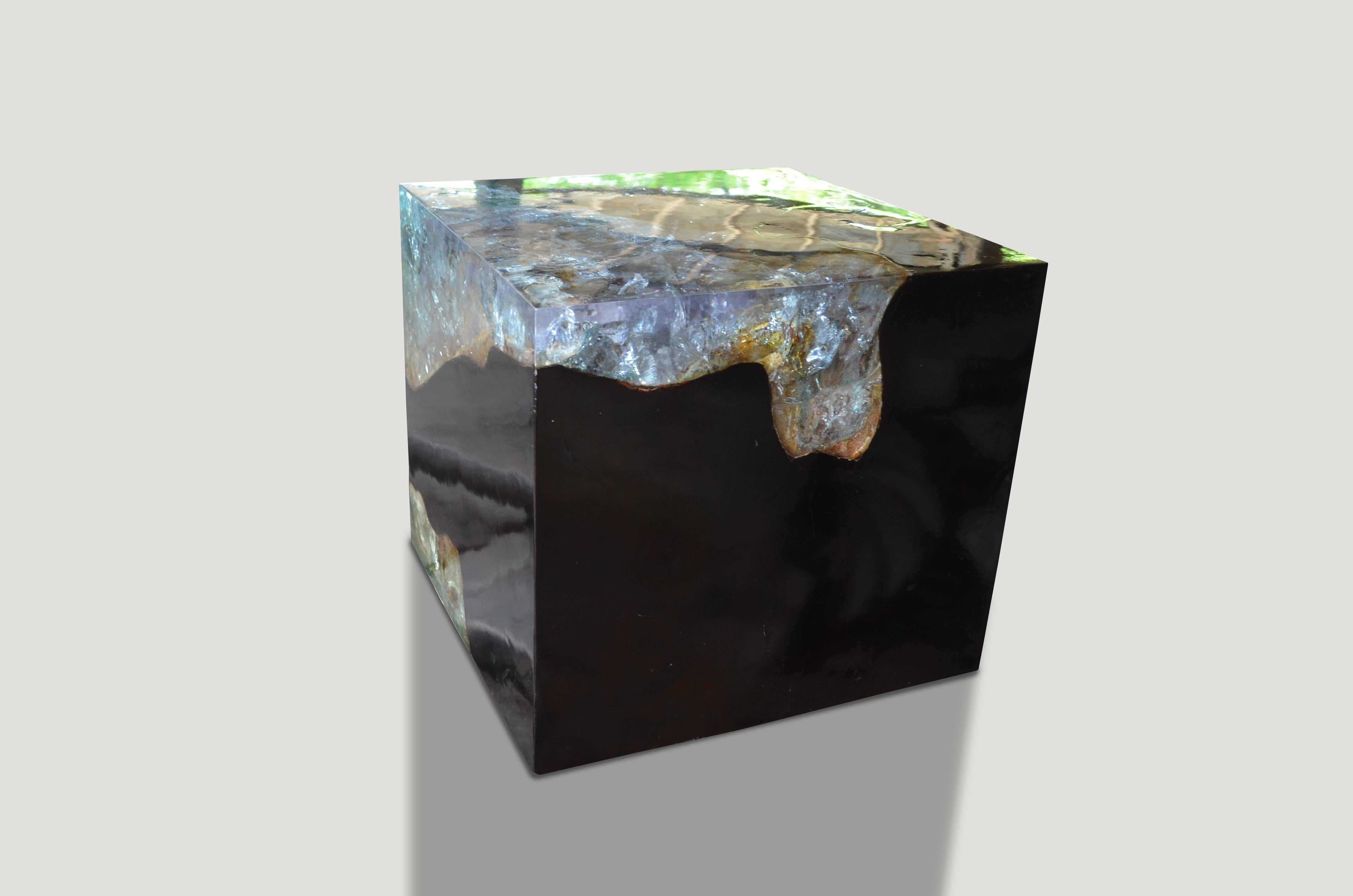 Der Cracked Resin Beistelltisch ist aus Teakholz gefertigt, das mit Harz infundiert wurde. Ein dramatisches Stück durch die Tiefe des Harzes, das einem einzigartigen Quarzkristall mit vielen verschiedenen Facetten ähnelt. Eine beeindruckende