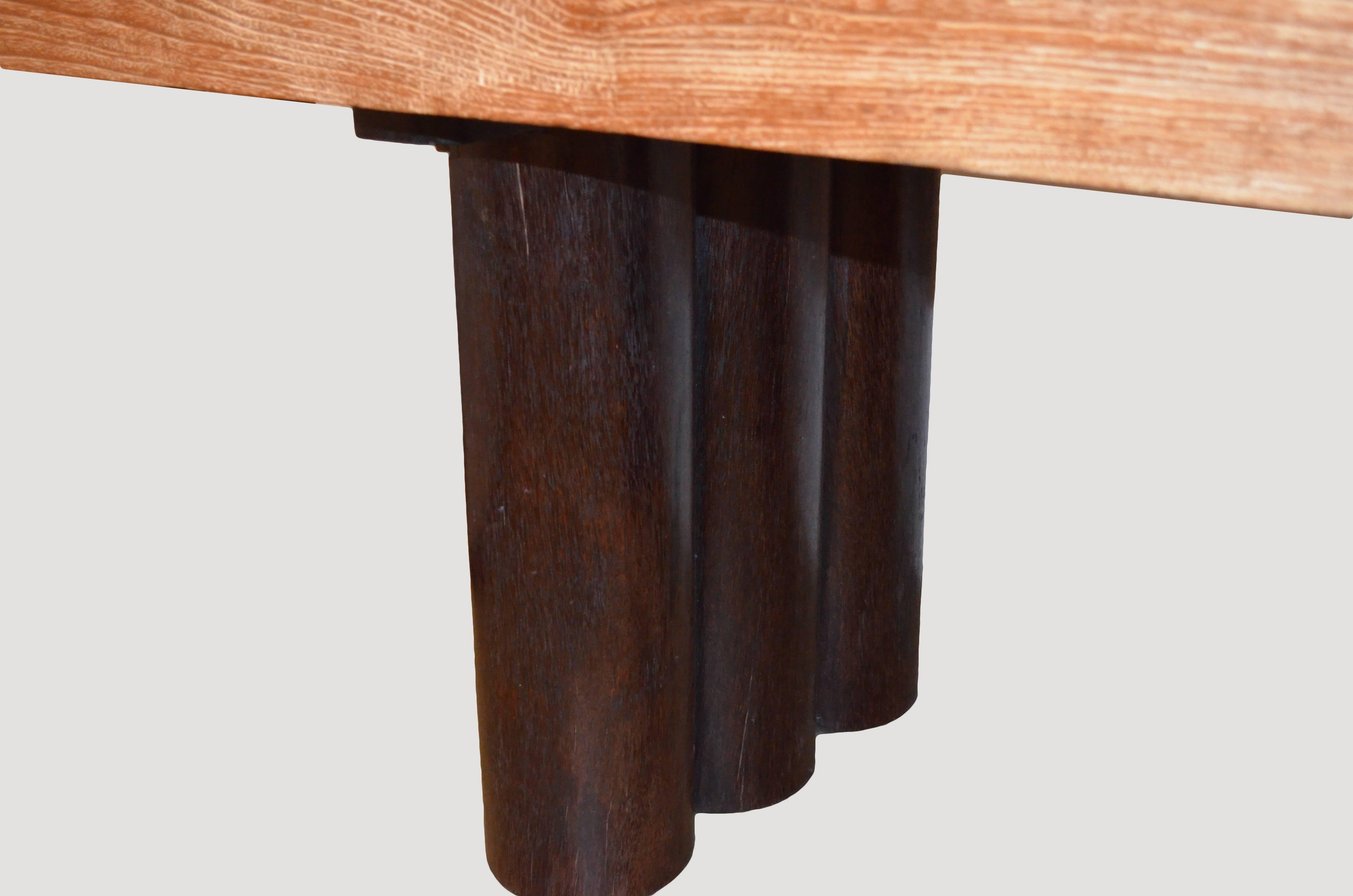 Organique Table Andrianna Shamaris en bois de teck cérusé avec base contrastée en bois de noix de coco en vente