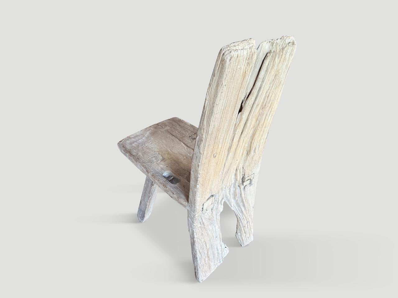 Sedia scultorea unica del secolo scorso. Lo schienale è un unico pezzo di legno di teak antico. Abbiamo aggiunto delle farfalle sulla fessura naturale rispettando il carattere organico del legno. Sia utilizzabile che scultoreo. Abbiamo usato una