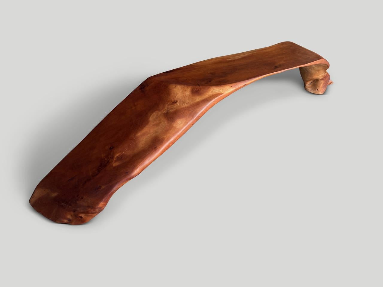 Bellissima scultura o panchina in legno di mogano intagliato a mano. Un pezzo di grande effetto per qualsiasi stanza. Sia utilizzabile che scultoreo. Rifinito con un olio naturale che rivela le venature uniche del legno. Tutto sta nei dettagli.