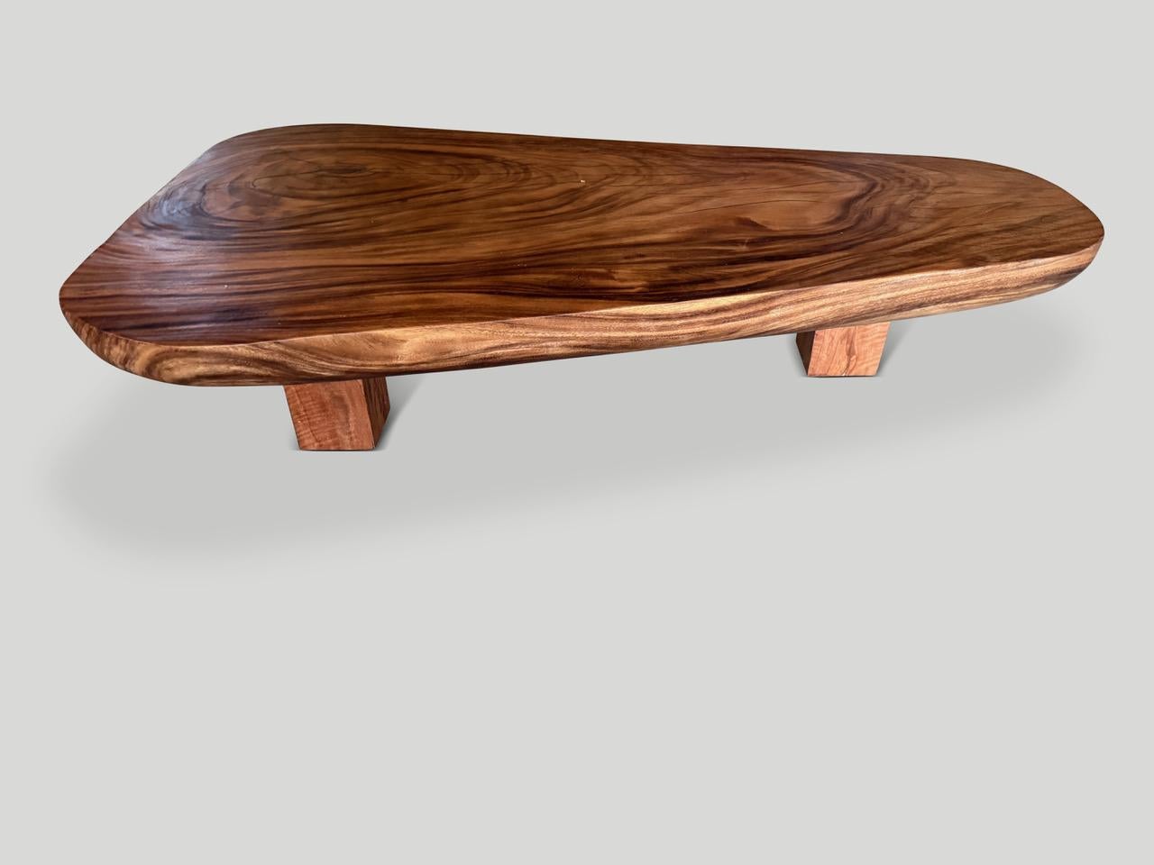 Organique Table basse minimaliste en bois de suar Andrianna Shamaris en vente