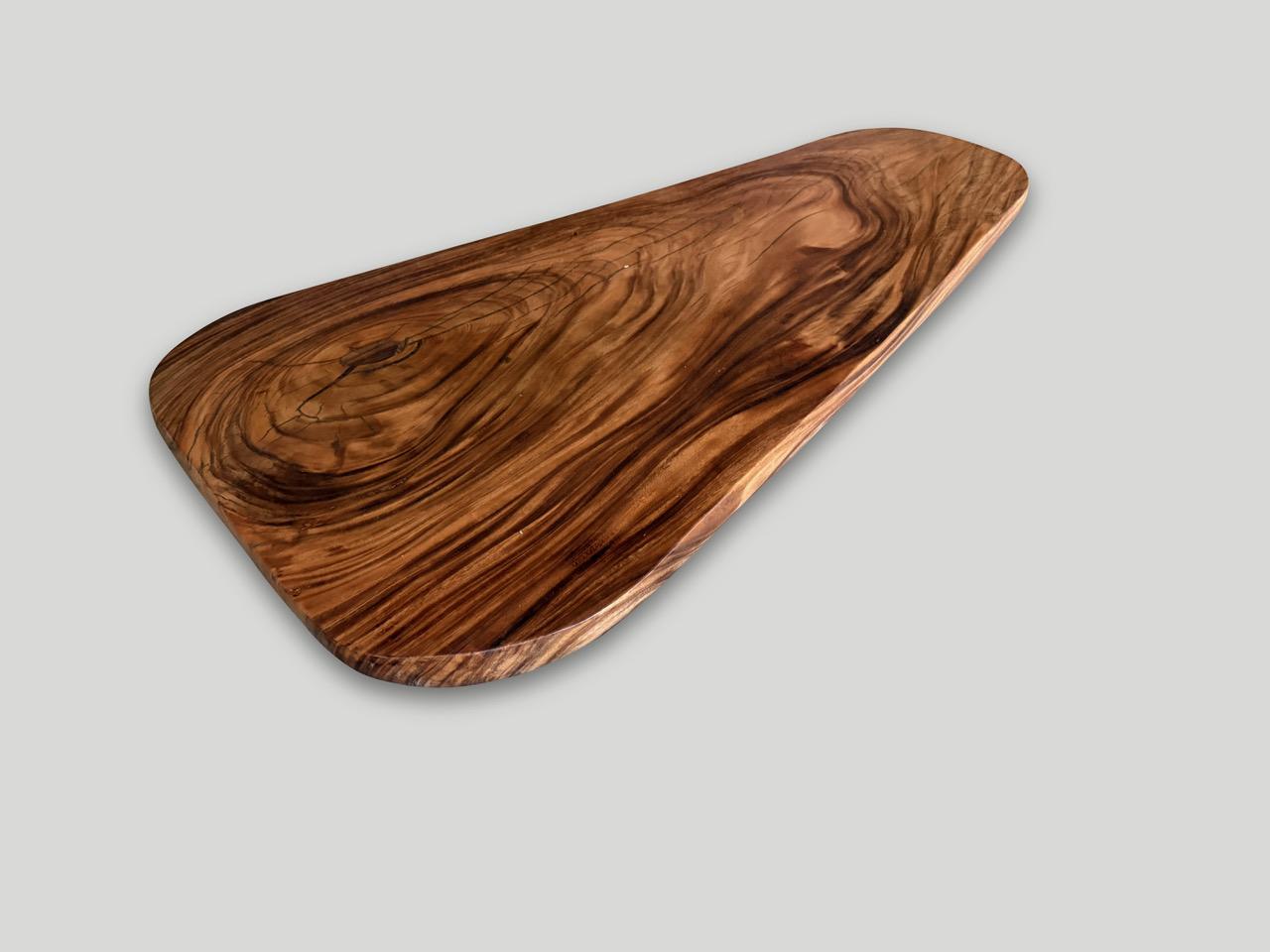 XXIe siècle et contemporain Table basse minimaliste en bois de suar Andrianna Shamaris en vente