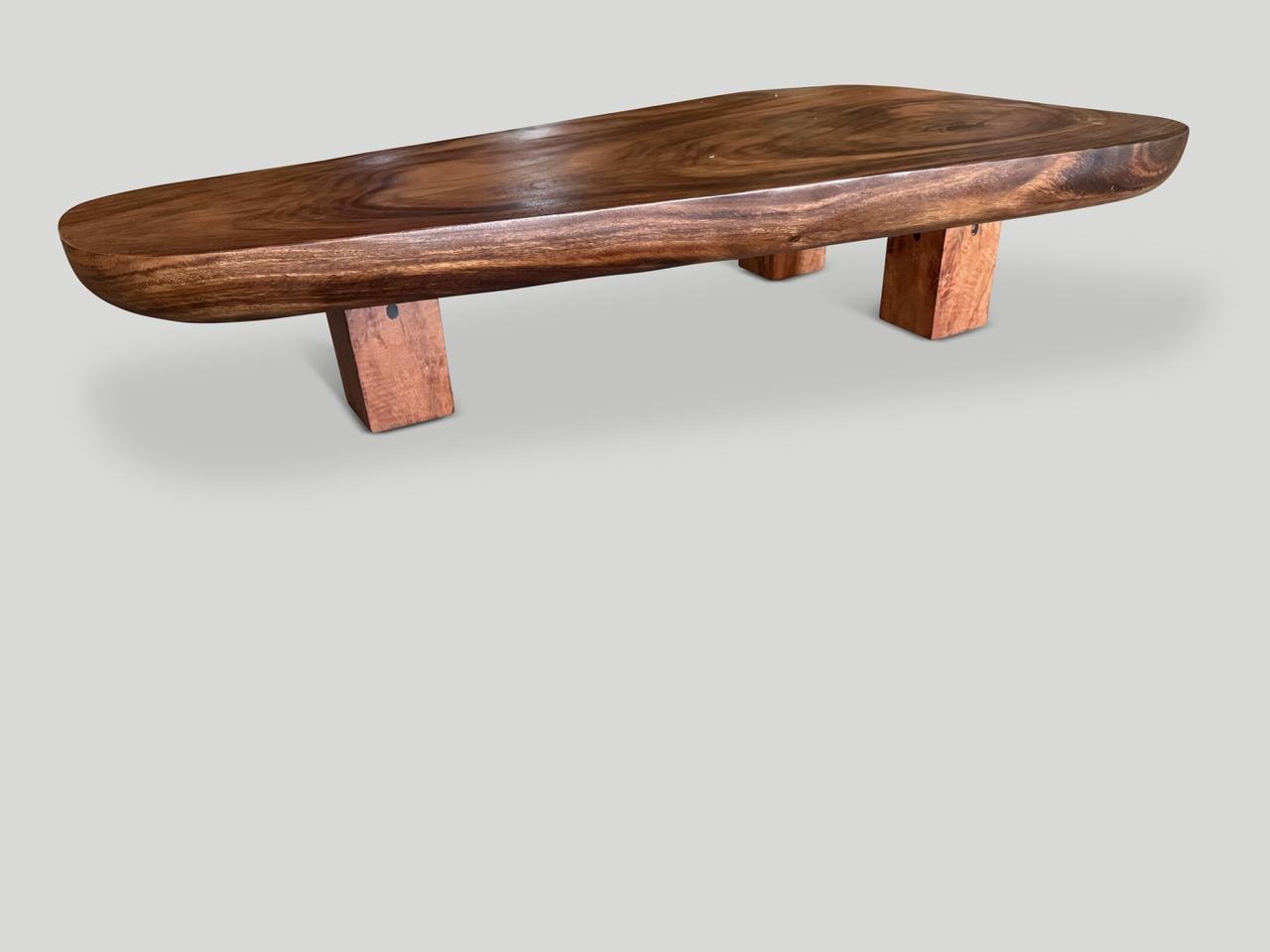 Table basse minimaliste en bois de suar Andrianna Shamaris Excellent état - En vente à New York, NY