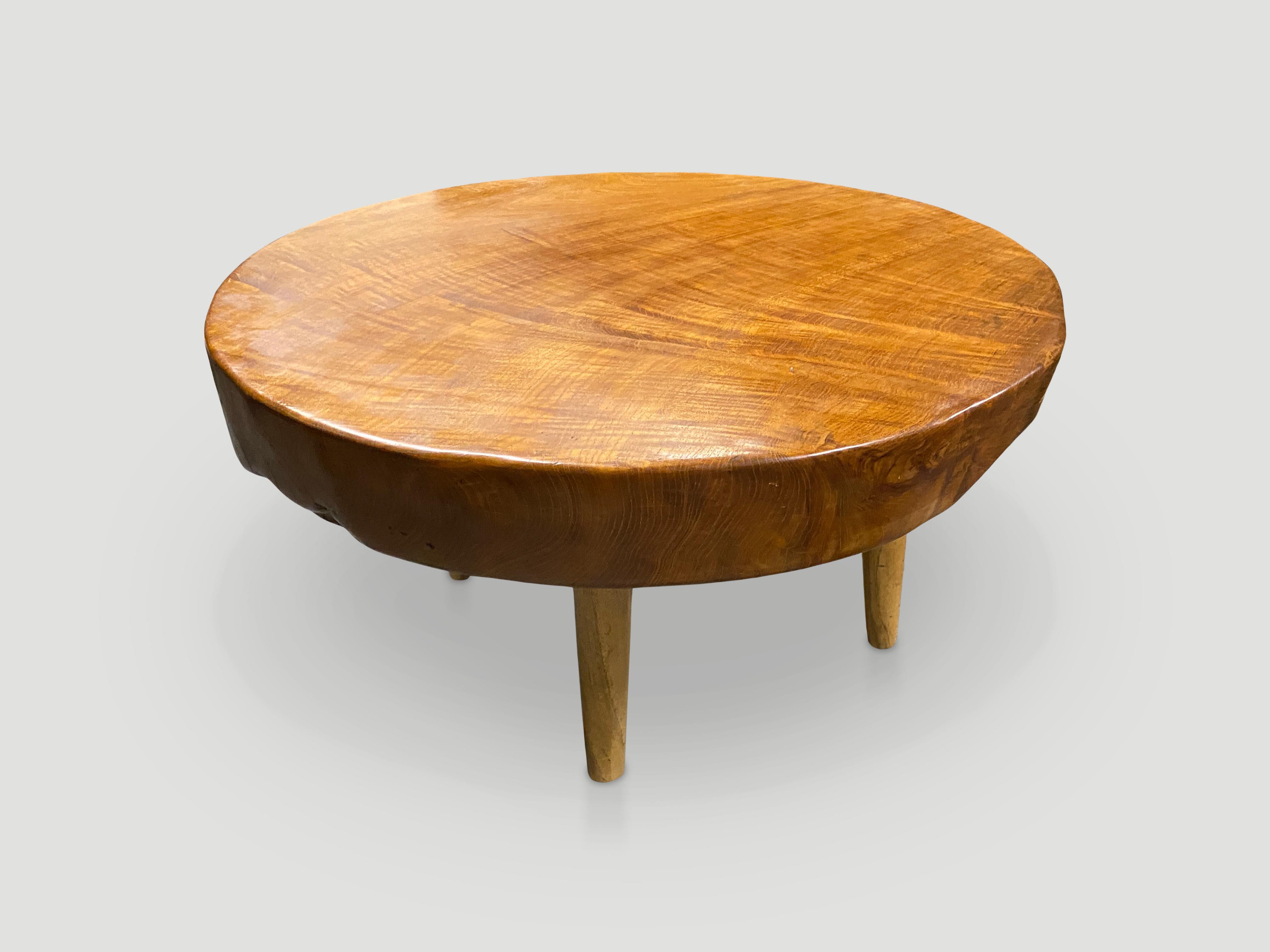 Impressionante lastra singola in legno di teak recuperato da quattro pollici trasformata in tavolino da caffè. Galleggiante su gambe a cono in stile metà secolo e rifinito con un olio naturale che rivela le bellissime venature del legno. Biologico