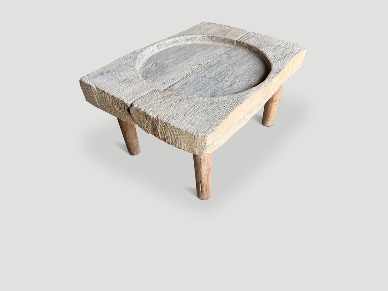 Un mélange d'ancien et de nouveau. Nous avons ajouté des pieds cylindriques minimalistes à ce dessus de moulin à café centenaire de quatre pouces d'épaisseur. Le cercle intérieur est en retrait d'un pouce et demi. Finition avec une brosse métallique