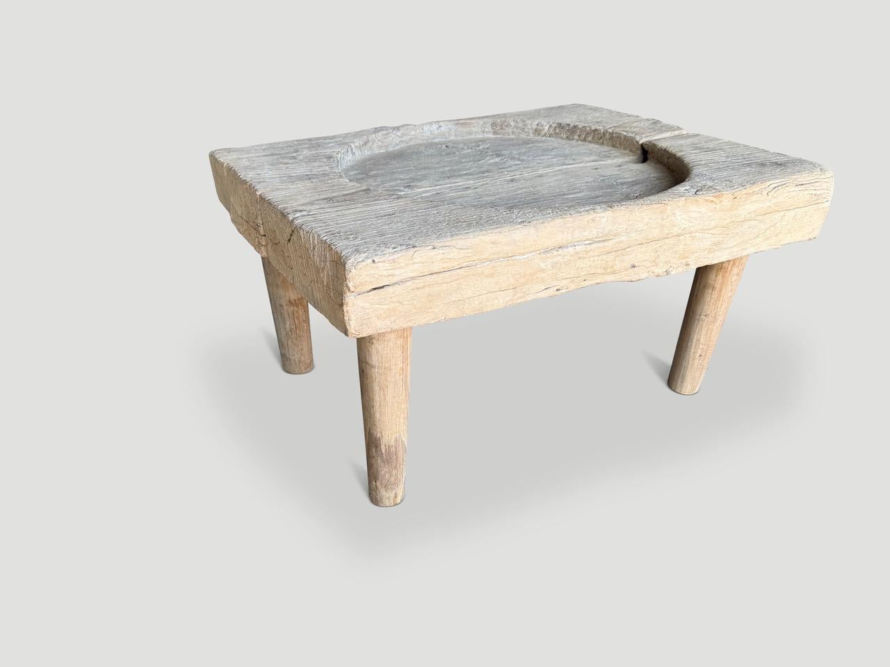 XXIe siècle et contemporain Andrianna Shamaris Table basse en bois de teck unique en son genre en vente