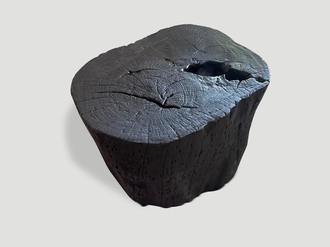 Bellissimo tavolino o tavolino in legno di mango carbonizzato. Carbonizzato, levigato e sigillato, rivela le bellissime venature del legno. Tutto sta nei dettagli. 

La collezione Triple Burnt rappresenta una linea unica di mobili moderni realizzati