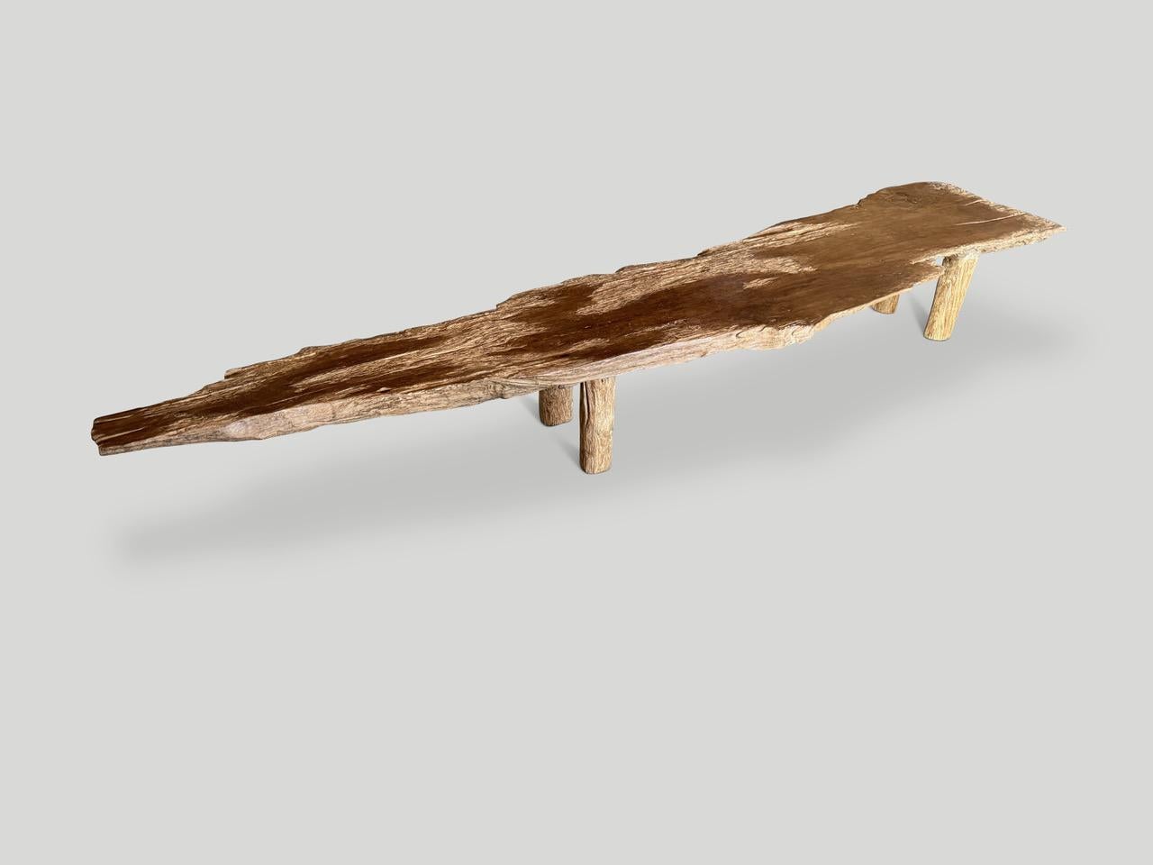 Una bellissima lastra di teak spessa un secolo è stata trasformata in una panca o in un tavolino unico nel suo genere. Abbiamo lucidato le sezioni piatte e lasciato al naturale i dettagli unici e l'erosione. 

Questo tavolino o panca è stato