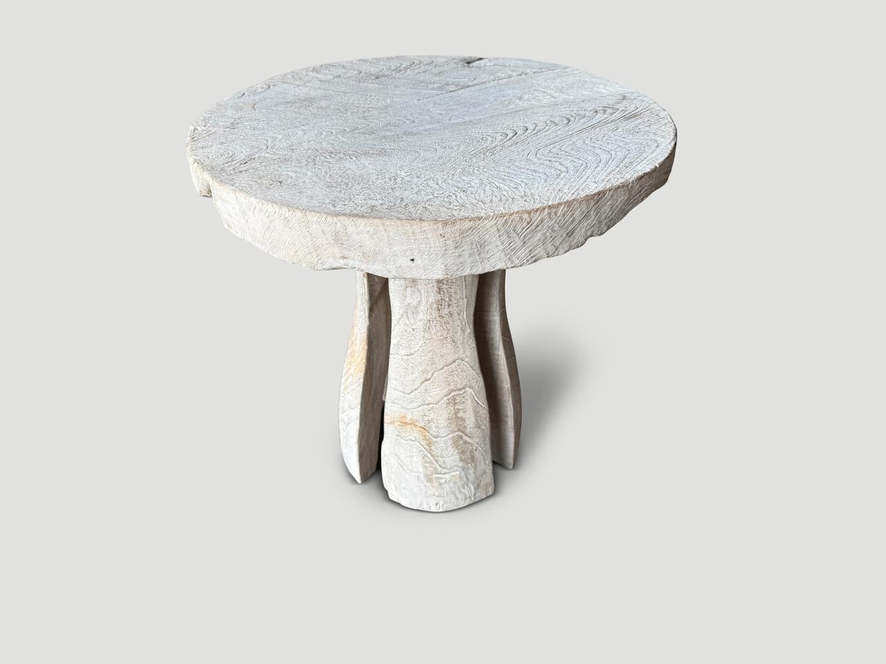 Organique Table d'appoint Andrianna Shamaris St. Barts en bois de teck en vente