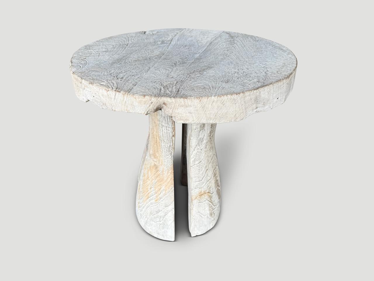 Table d'appoint Andrianna Shamaris St. Barts en bois de teck Excellent état - En vente à New York, NY