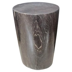 Mesita auxiliar de madera petrificada, de estilo minimalista y moderno, de Andrianna Shamaris