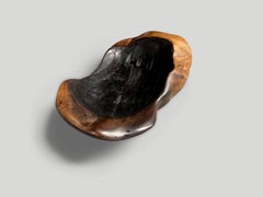 Bol sculptural bicolore en bois de teck d'Andrianna Shamaris