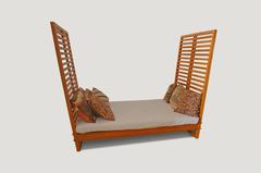 Lettino da giardino in legno di teak in stile moderno di Adrianna Shamaris