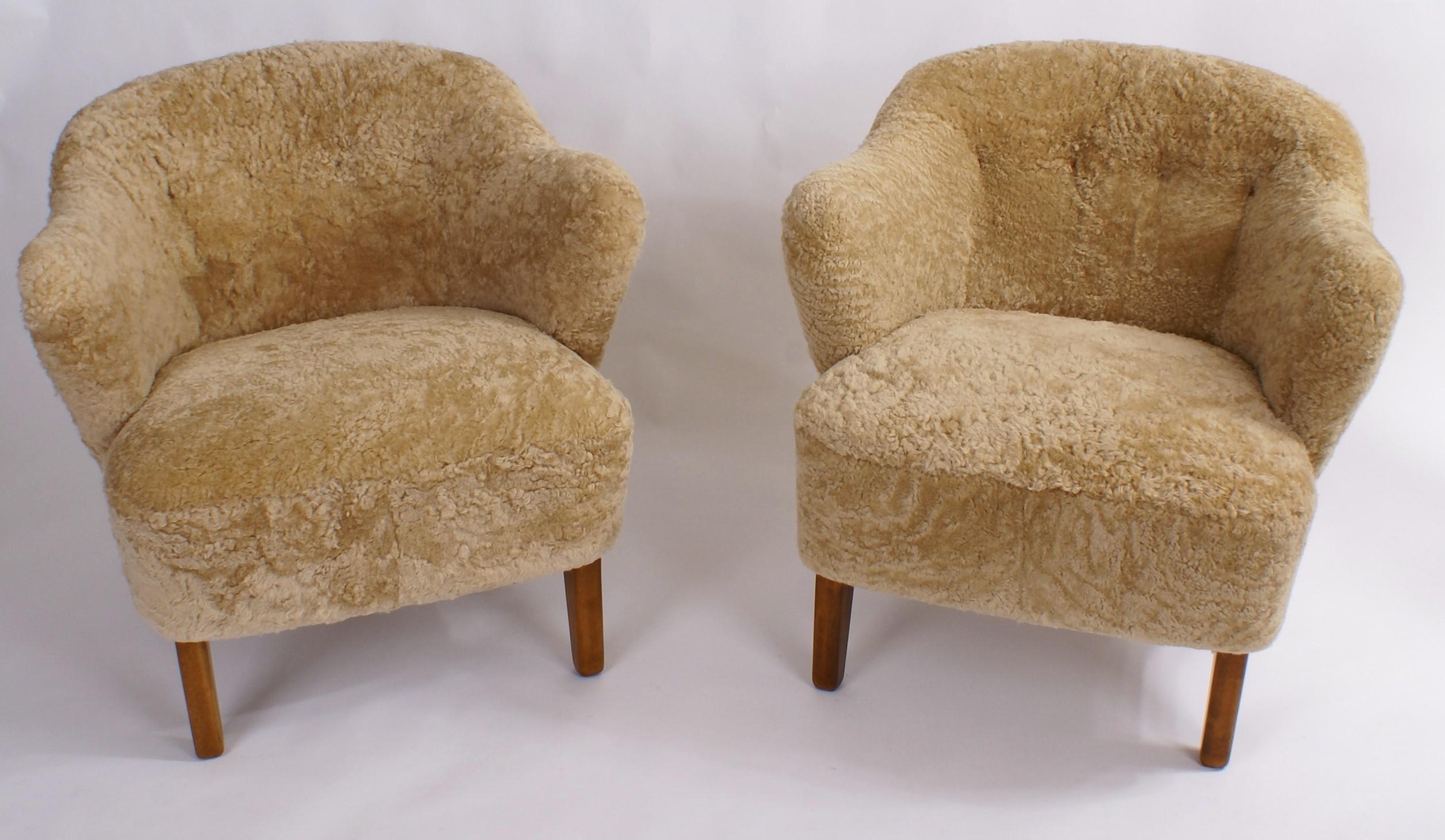 Flemming Lassen Pair of Easy Chairs in Honey Colored Sheepksin, 1940s (Mitte des 20. Jahrhunderts) im Angebot