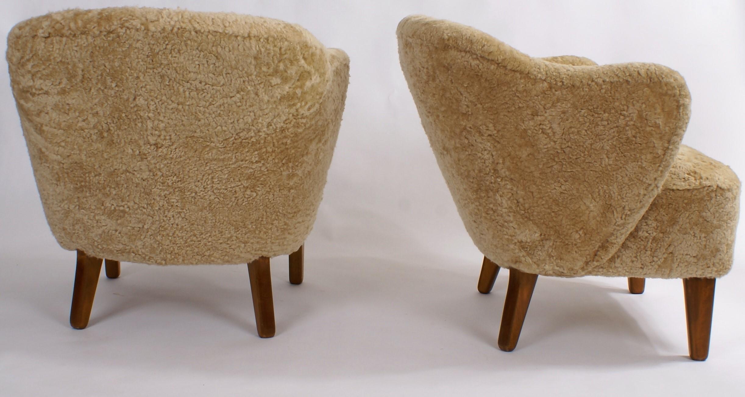 Flemming Lassen Pair of Easy Chairs in Honey Colored Sheepksin, 1940s im Angebot 3