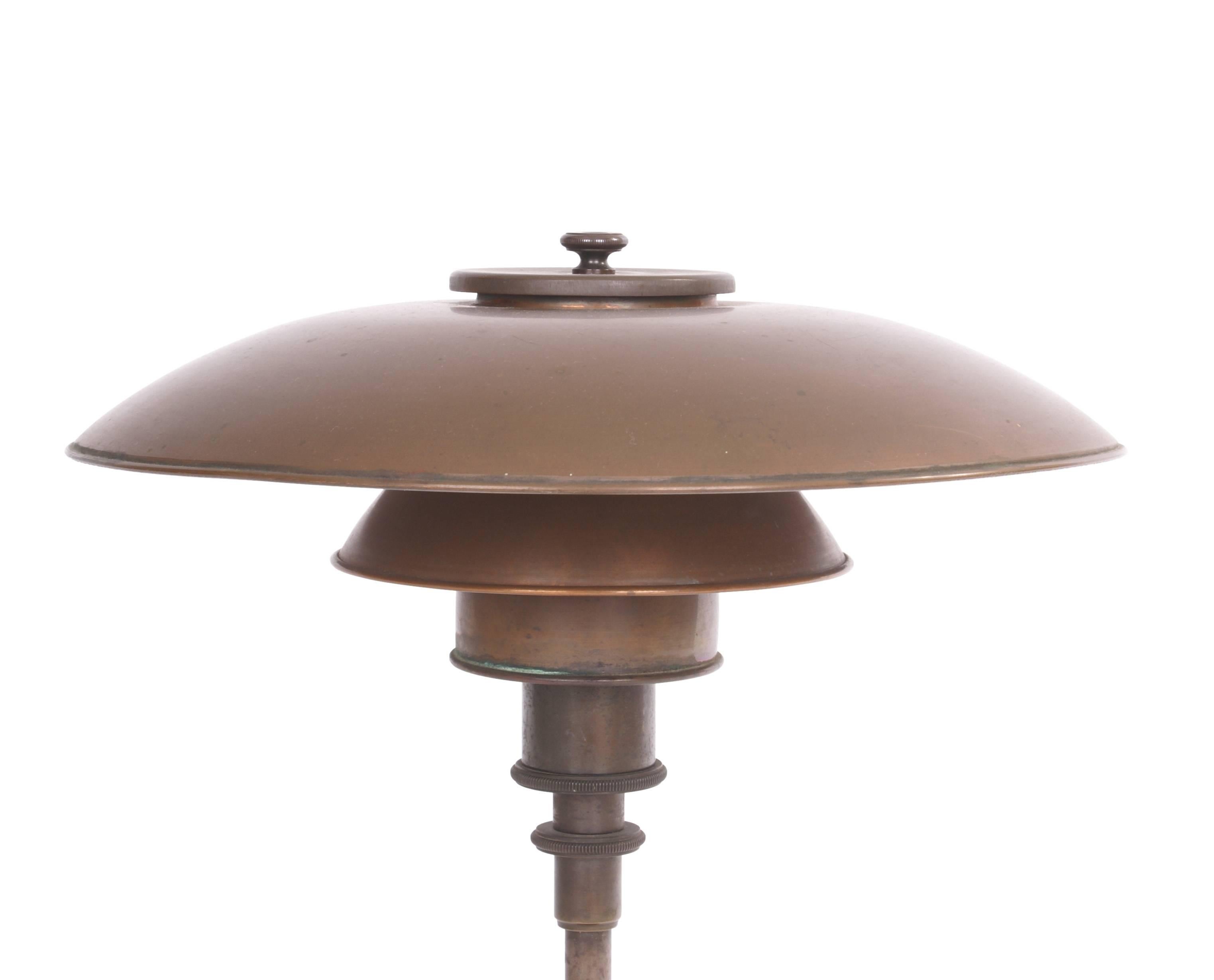 Early Poul Henningsen - 3/2 desk lamp in brown brass with copper shades. Lamp is marked 