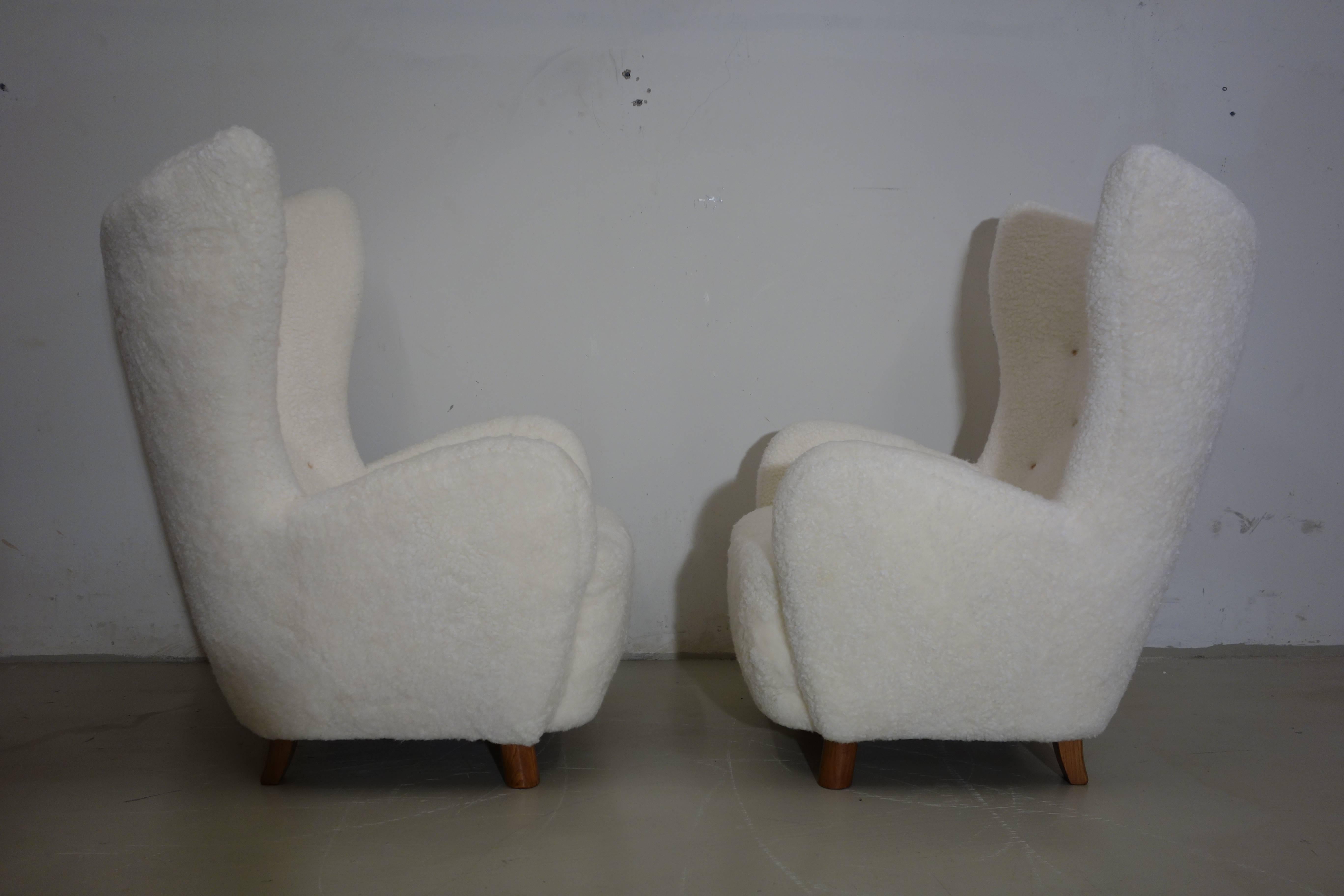 Pair of Mogens Lassen easy chairs in sheepskin, legs of beech, 1940s.

Price is for the pair.

Lliterature: Dansk Boligkunst 1947, Vol. II, Bernadotte & Lehm-Laurson, pg. 212.