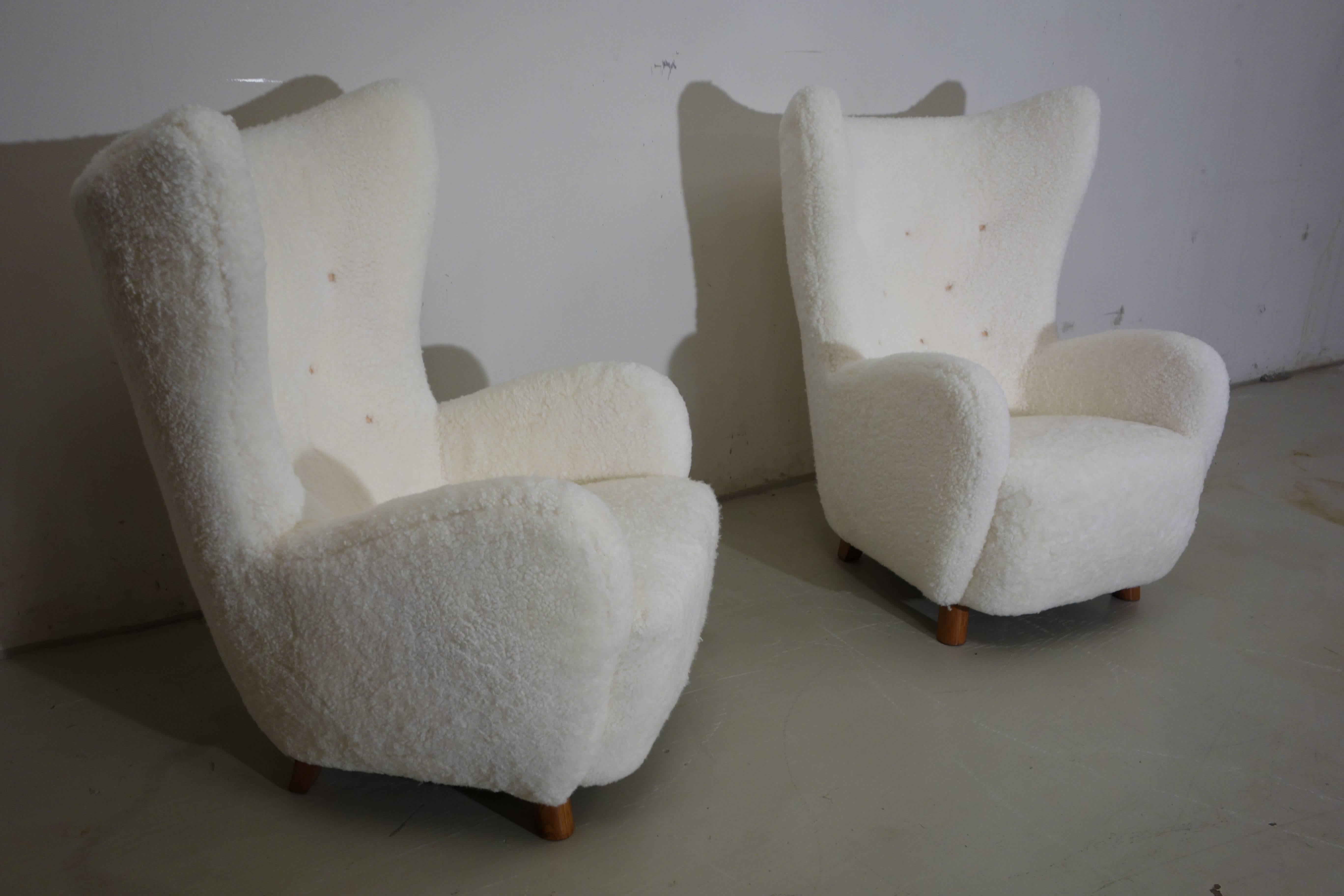 Mogens Lassen Pair of 1940s Easy Chairs in Sheepskin In Excellent Condition For Sale In Copenhagen, DK