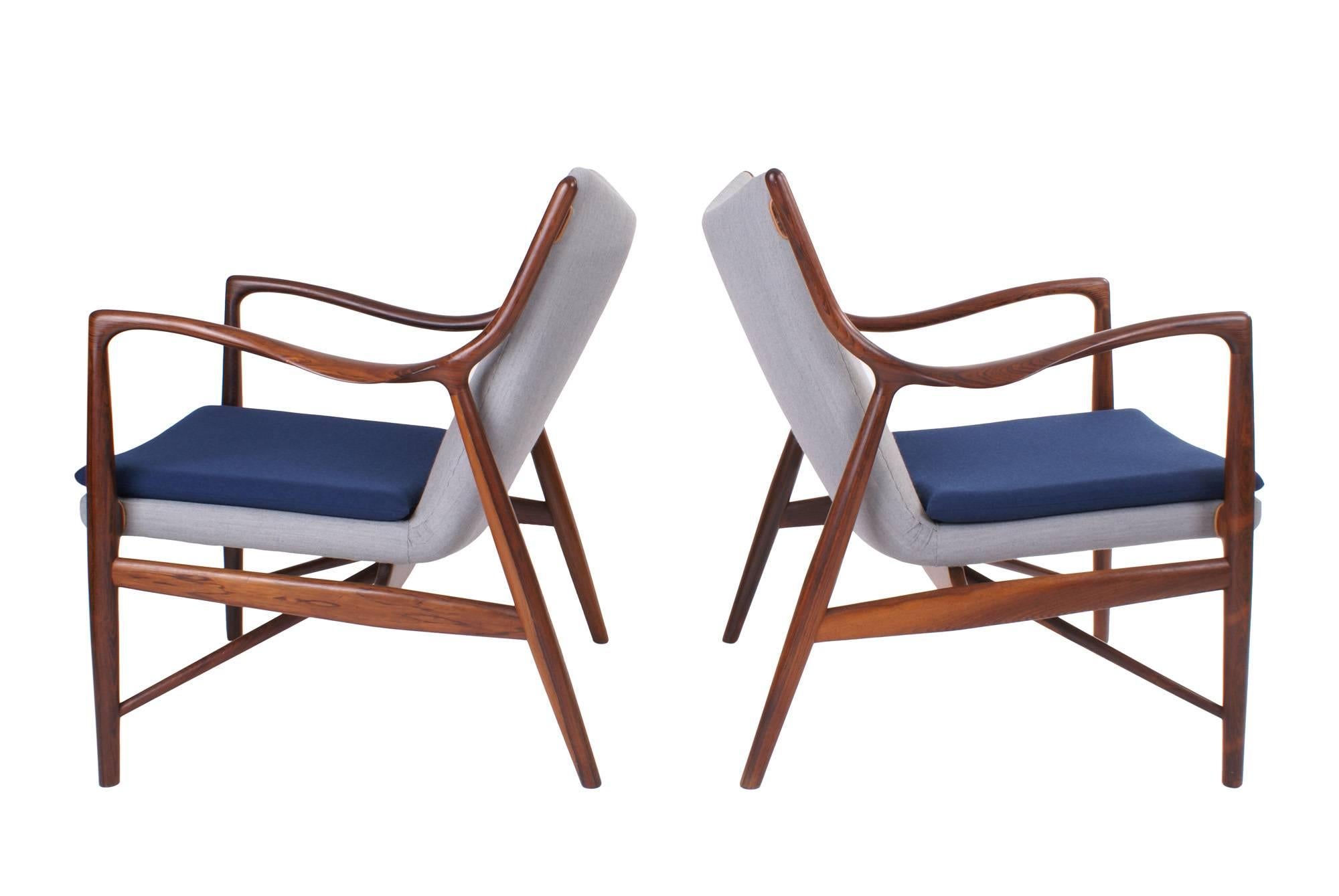 Pair of rare Finn Juhl NV45 chairs in rosewood made and stamped from master cabinetmaker Niels Vodder. Designed 1945.

This pair of chairs is in excellent condition with no cracks or repairs to the frames. The chairs are re-upholstered in fabric.