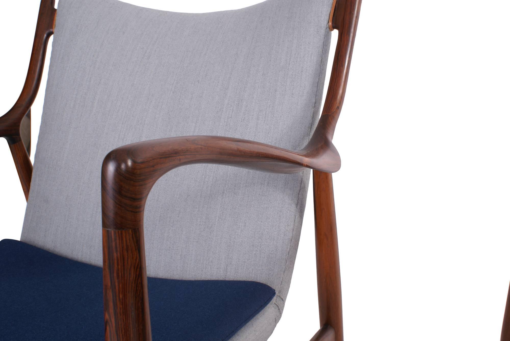 Finn Juhl Pair of Nv45 Chairs in Rosewood for Niels Vodder In Excellent Condition In Copenhagen, DK