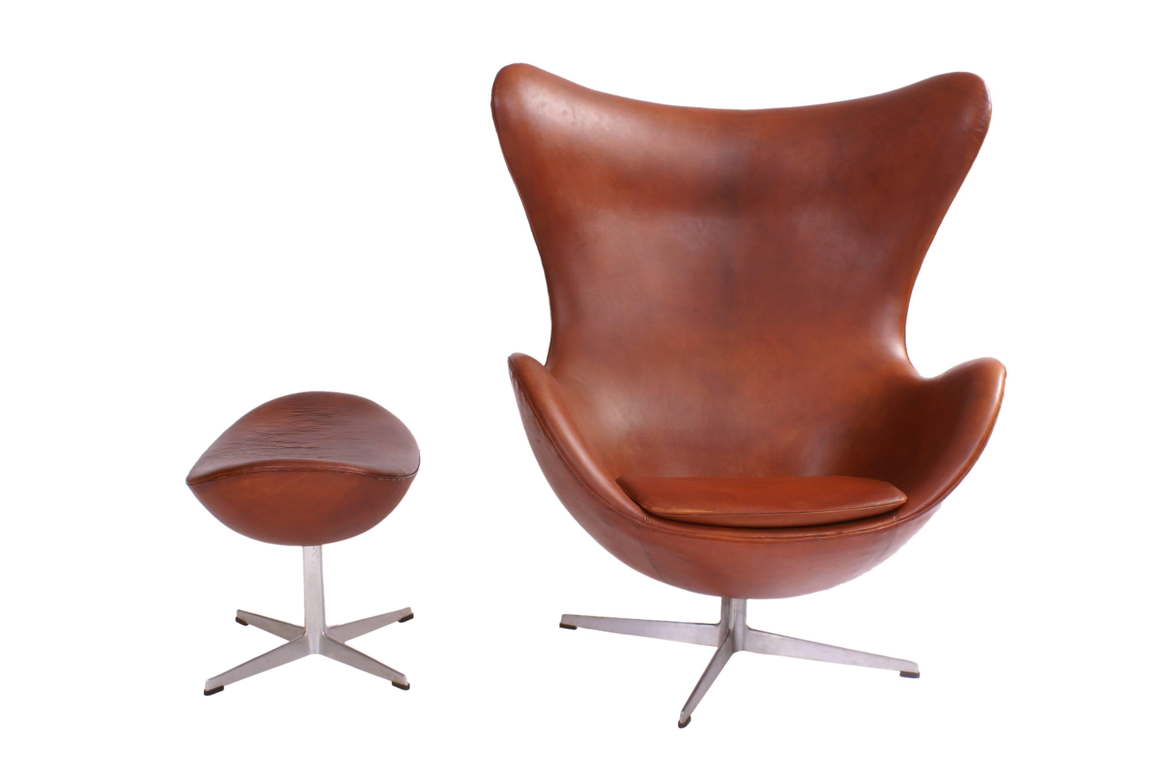 Scandinavian Modern Arne Jacobsen 1960s Egg Chair and Stool in Patinated Leather for Fritz Hansen