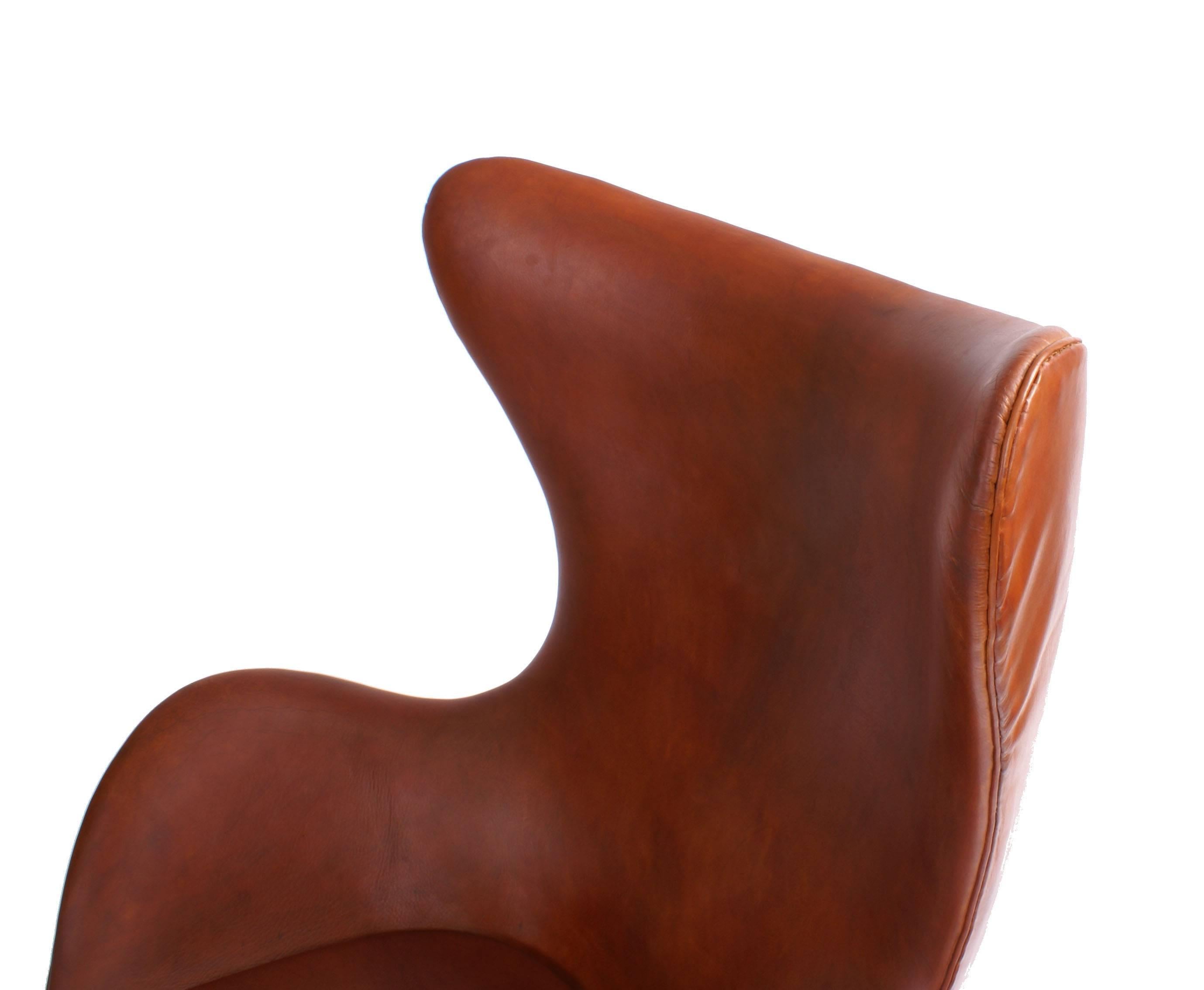 Arne Jacobsen 1960s Egg Chair and Stool in Patinated Leather for Fritz Hansen In Excellent Condition In Copenhagen, DK