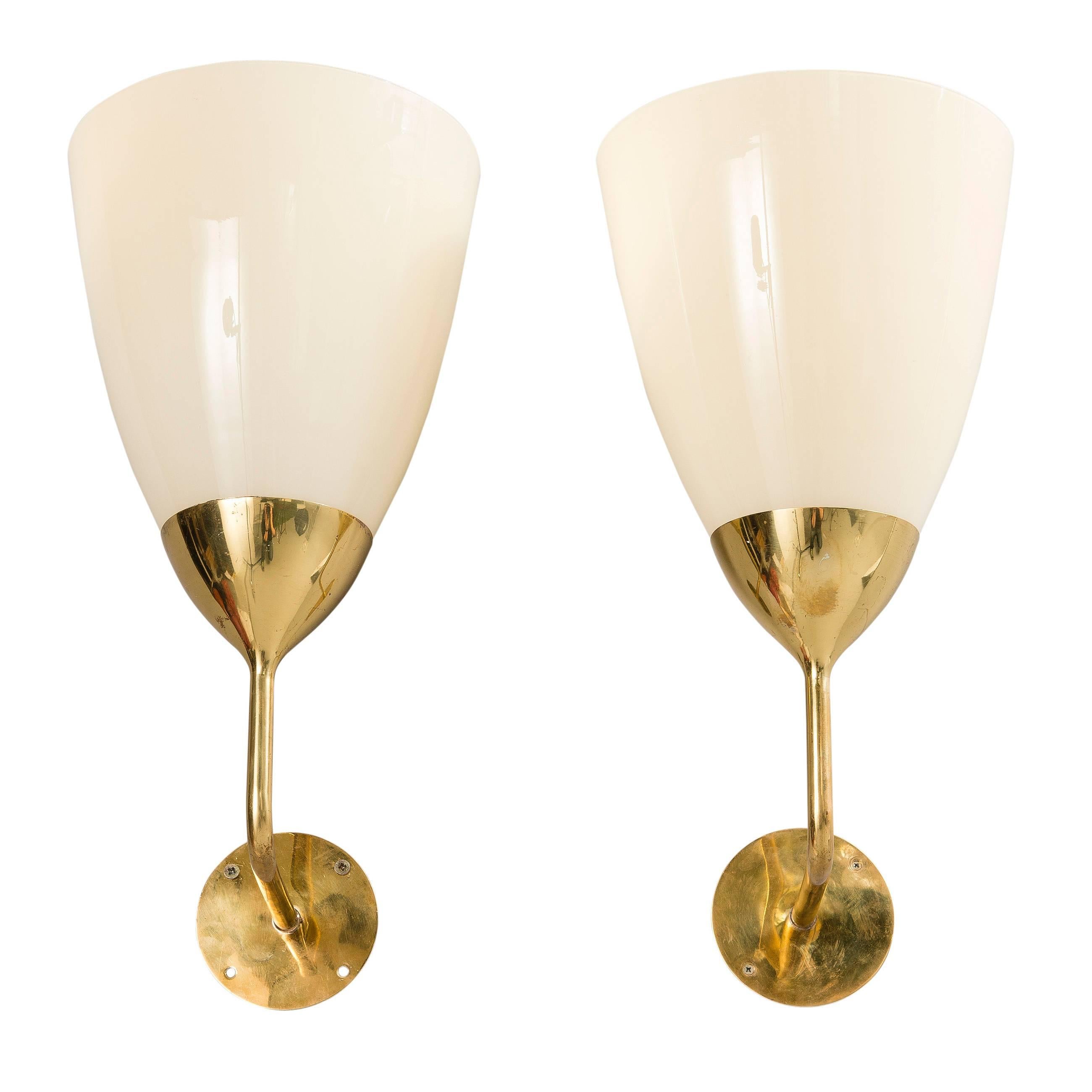 Pair of Paavo Tynell wall lights in brass and glass for Taito Oy, Finland, 1940s.

Glass is in excellent condition with no chips or cracks. Height is 18 inches (44 cm).

Price is for the pair of lamps.