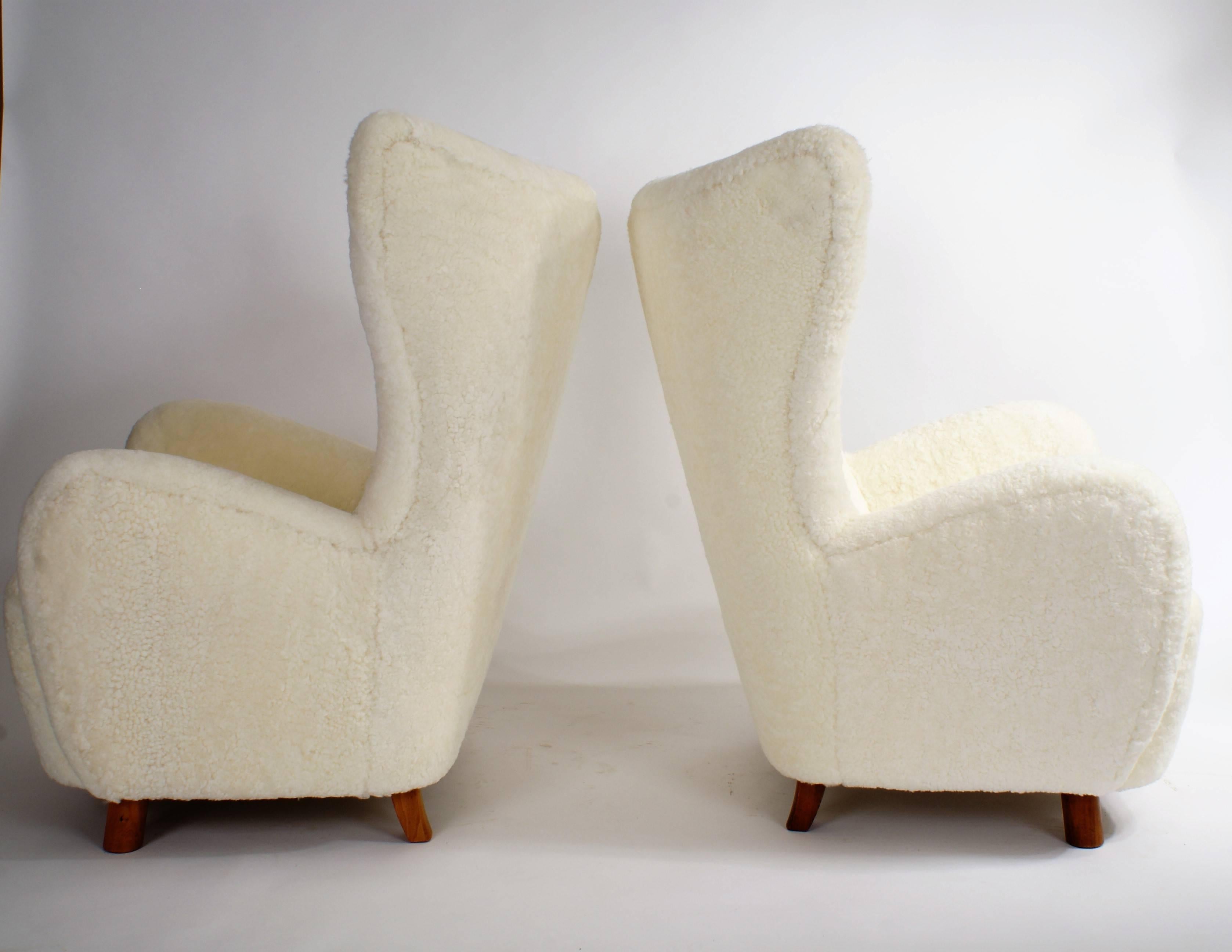 Mogens Lassen Pair of 1940s 'Wing' Easy Chairs in Sheepskin In Excellent Condition For Sale In Copenhagen, DK