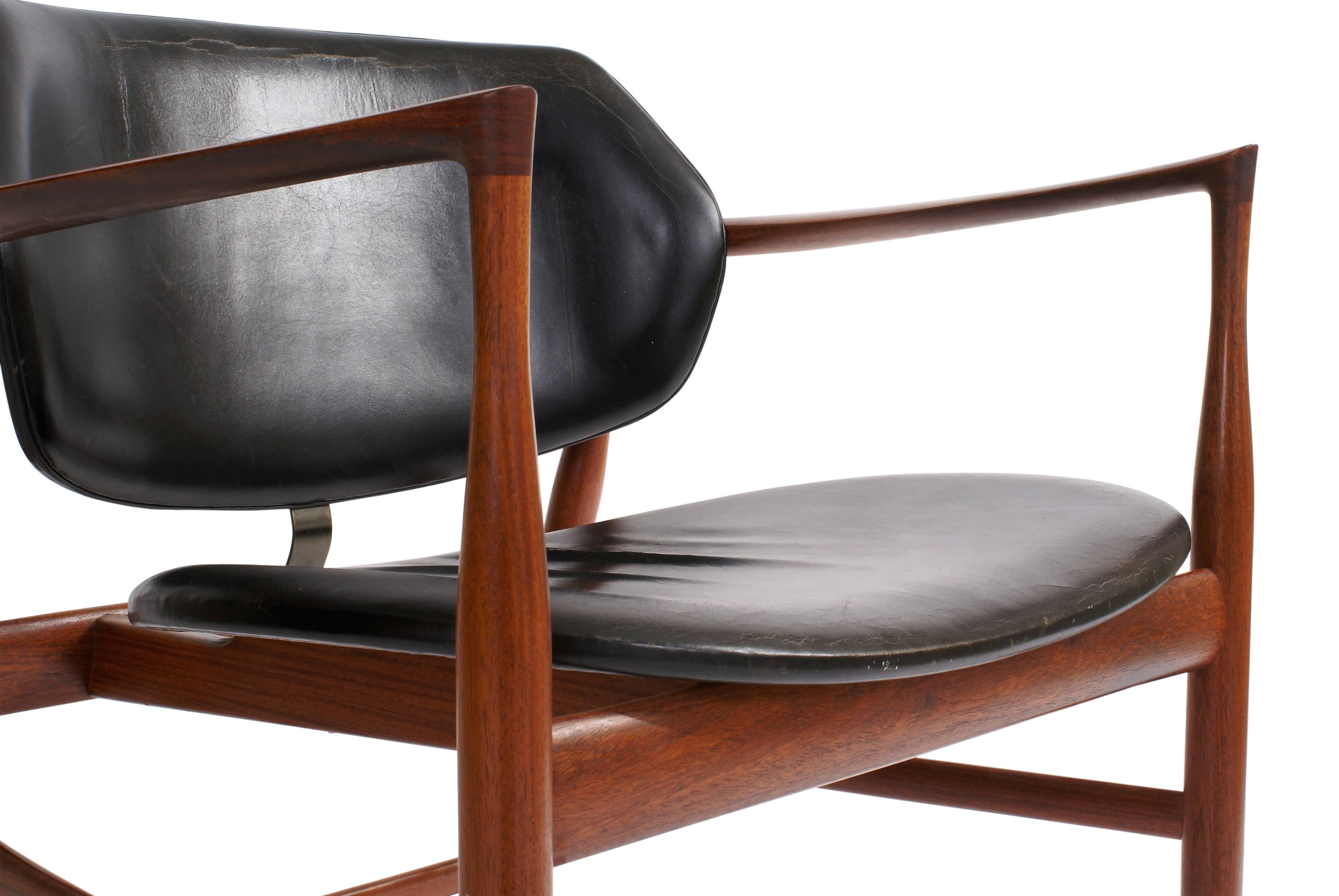 Mid-20th Century Ib Kofod-Larsen Rare 'Elizabeth' Armchair in Cuban Mahogany and Black Leather For Sale