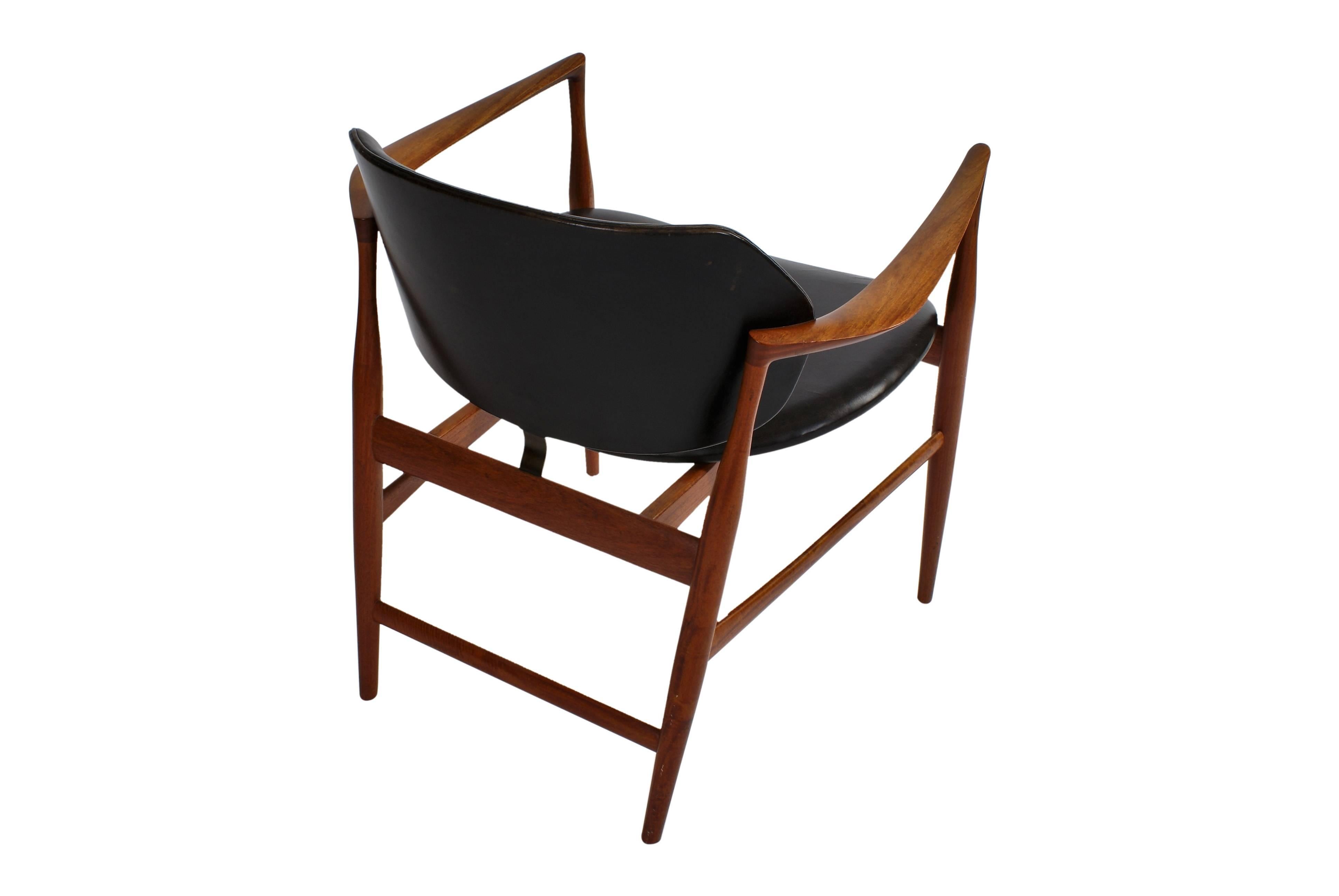 Mid-20th Century Ib Kofod-Larsen Rare 'Elizabeth' Armchair in Cuban Mahogany and Black Leather For Sale