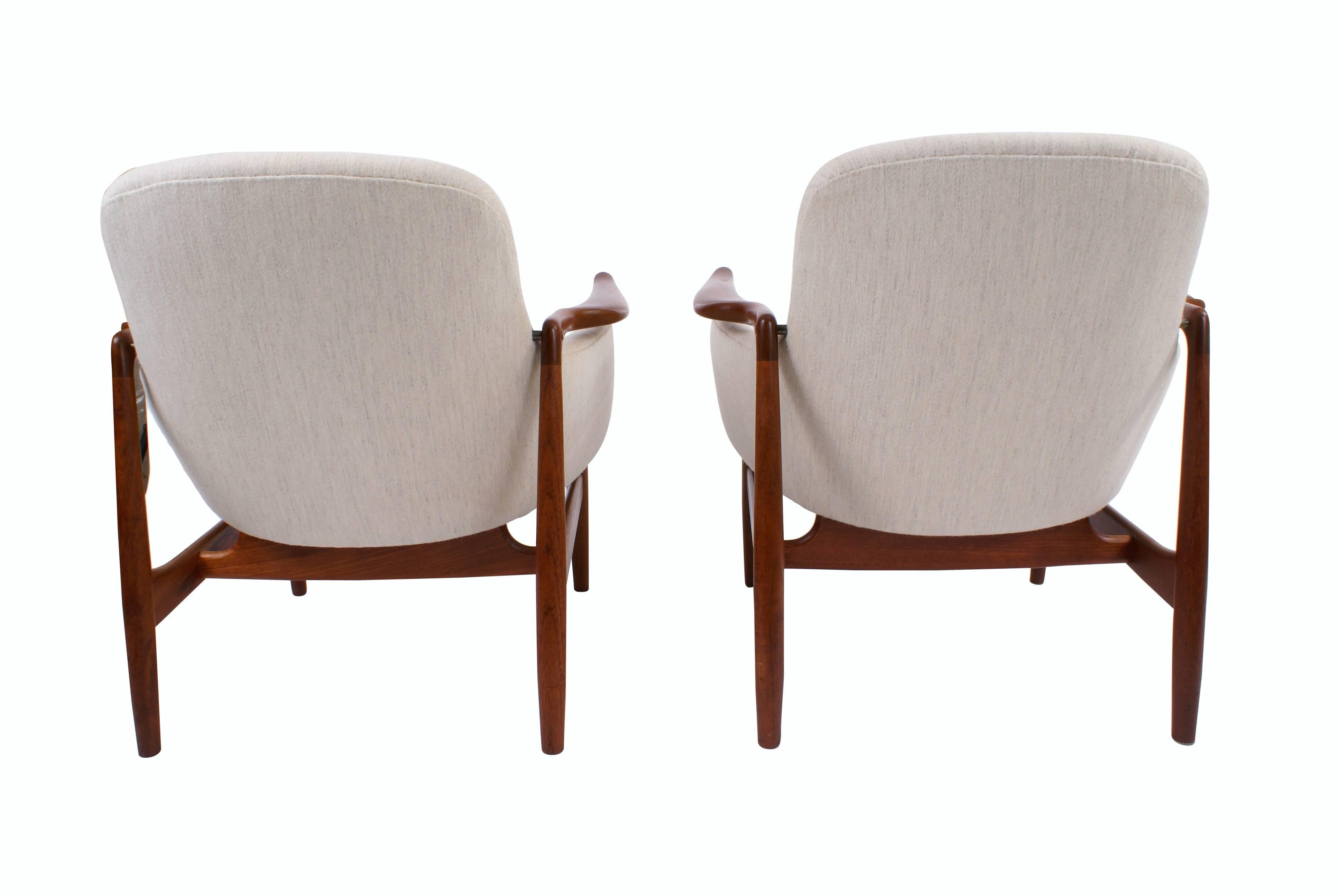 Finn Juhl Pair of NV53 Easy Chairs in Teak for Niels Vodder, 1953 In Excellent Condition For Sale In Copenhagen, DK