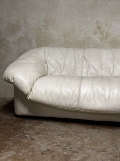 Sofá vintage de cuero blanco de estilo posmoderno, de los años 70-80 aproximadamente