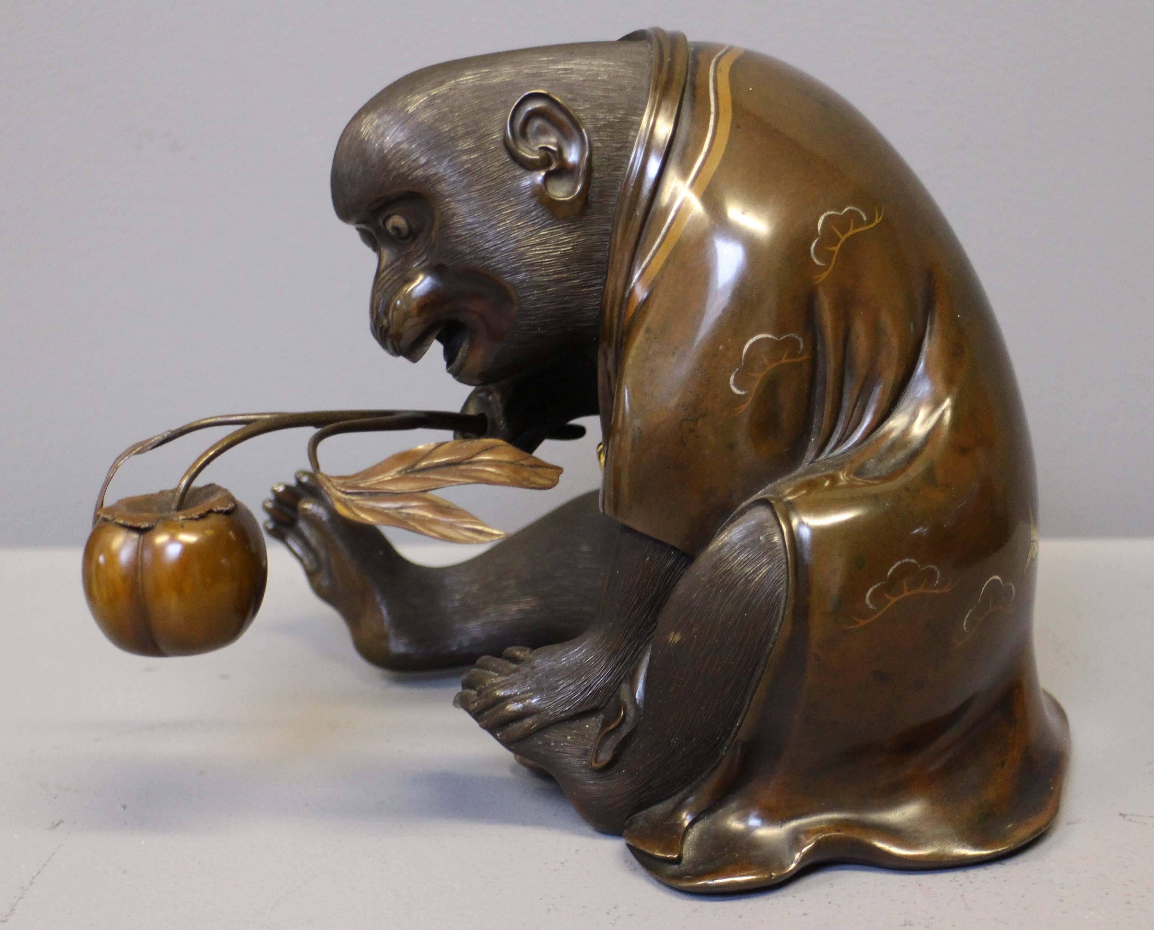 An unusual Antique Japanese Bronze Monkey in an origami kimono holding a peach In Excellent Condition For Sale In London, GB