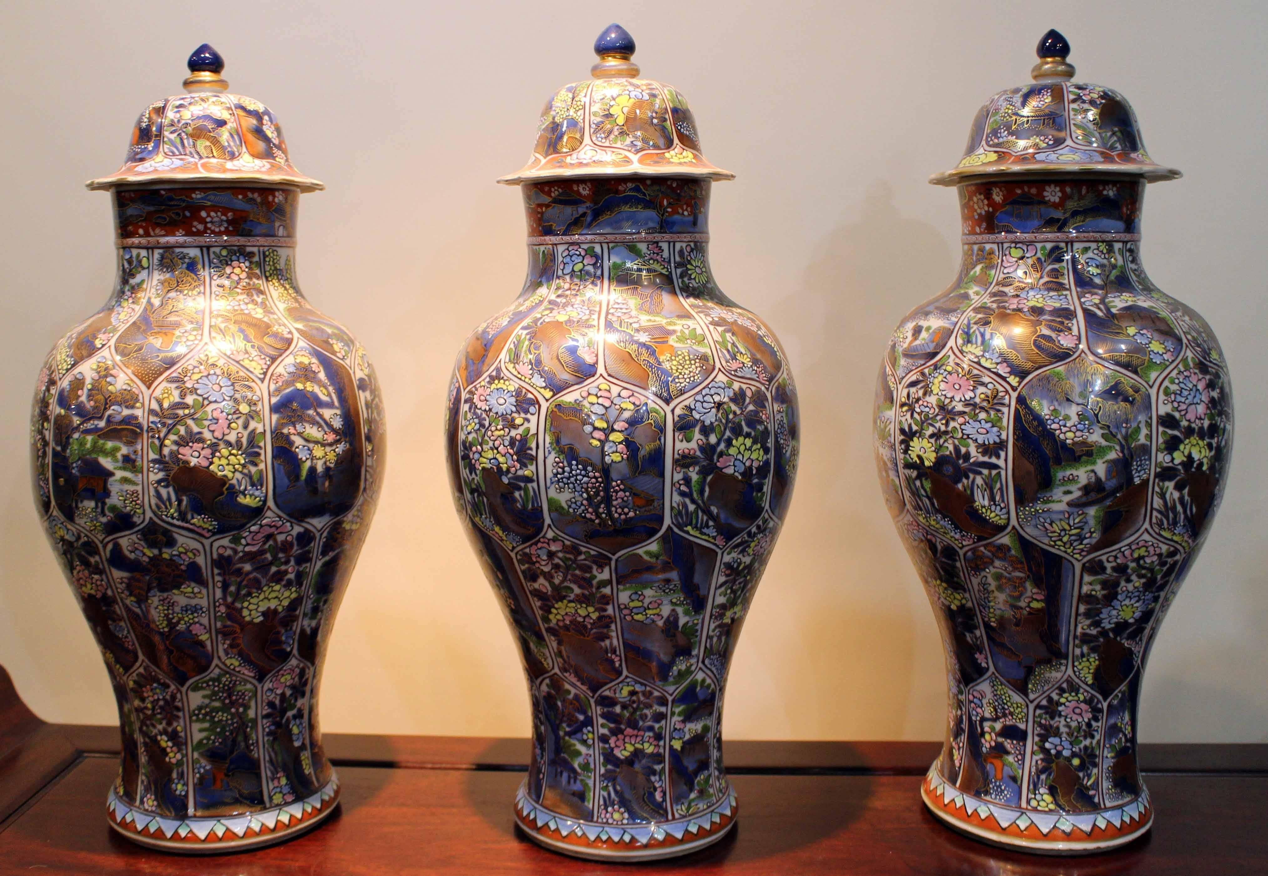 Three Antique Chinese 'Clobbered' Blue and White Vases and Covers  In Excellent Condition For Sale In London, GB