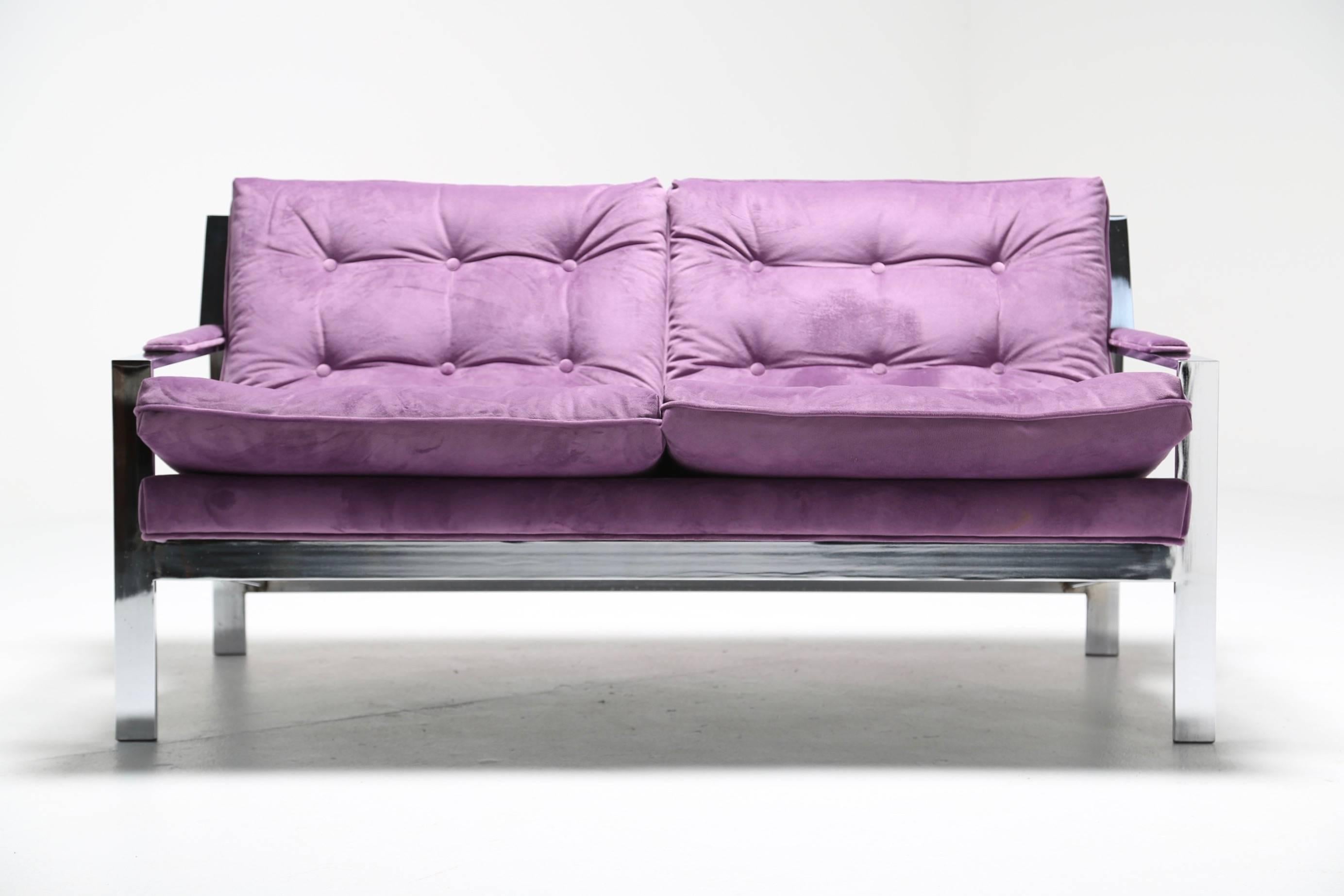 Cy Mann of New York designed this fabulous vintage loveseat sofa in the 1970s. It's classic good looks are not to be confused with those of Milo Baughman, although you would be forgiven for thinking that. Plump sumptuous cushions are supported by a