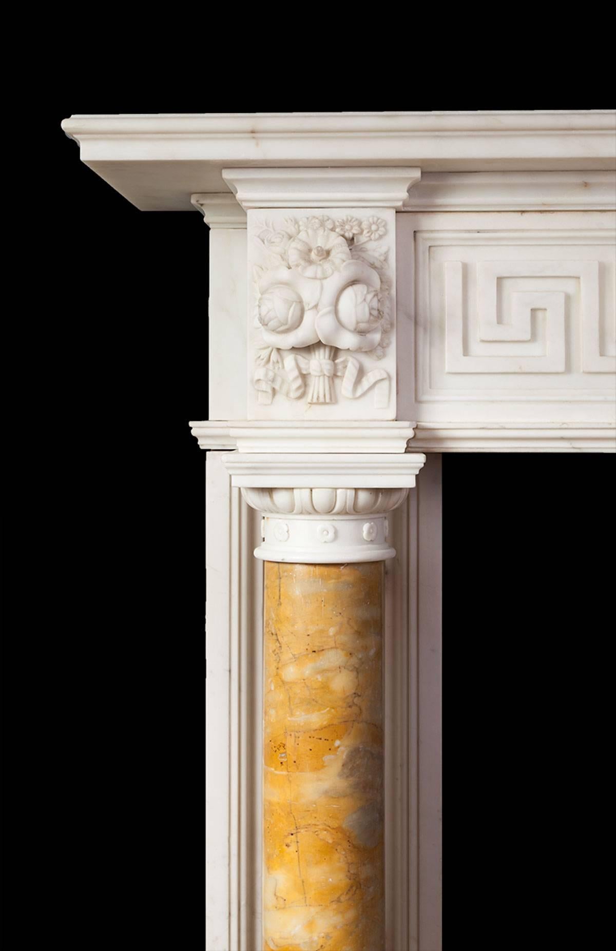 Intagliato Camino antico in marmo statuario Regency in vendita