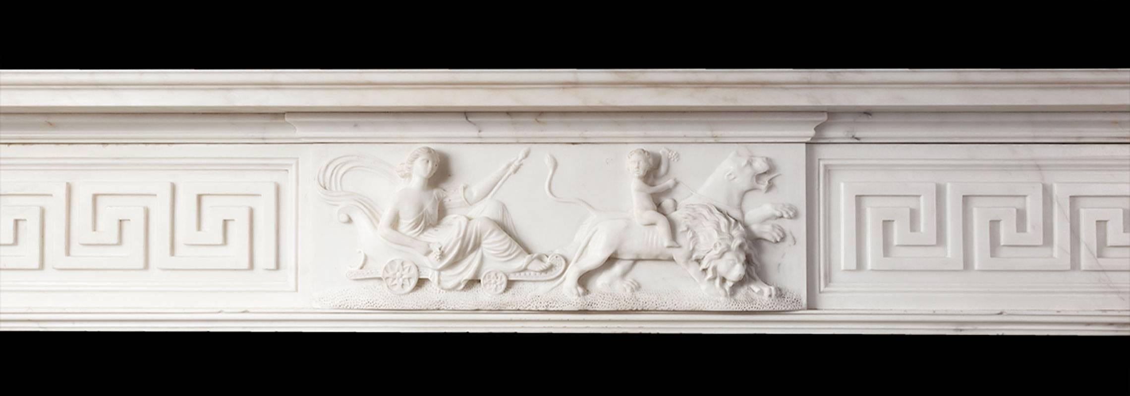 Camino in marmo statuario Regency di grandi dimensioni e di grande qualità. Con colonne libere in marmo di Siena, sormontate da capitelli dorici a uovo e dardo. Al centro del fregio si trova una tavoletta splendidamente scolpita, che raffigura