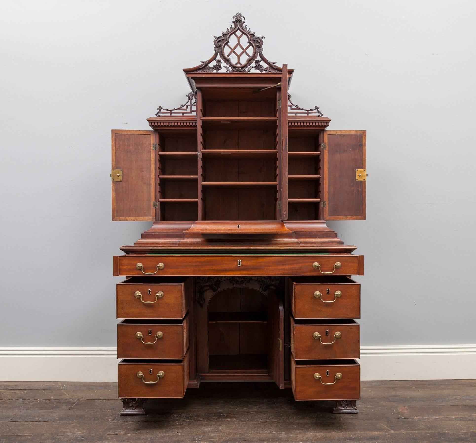 Eine Kommode aus Mahagoni des 18. Jahrhunderts mit Bücherregal und Schreibfläche, entworfen von Thomas Chippendale. Ein attraktives, praktisches und kompaktes englisches georgianisches Möbelstück in wunderschönem Landhauszustand. Siehe zusätzliche