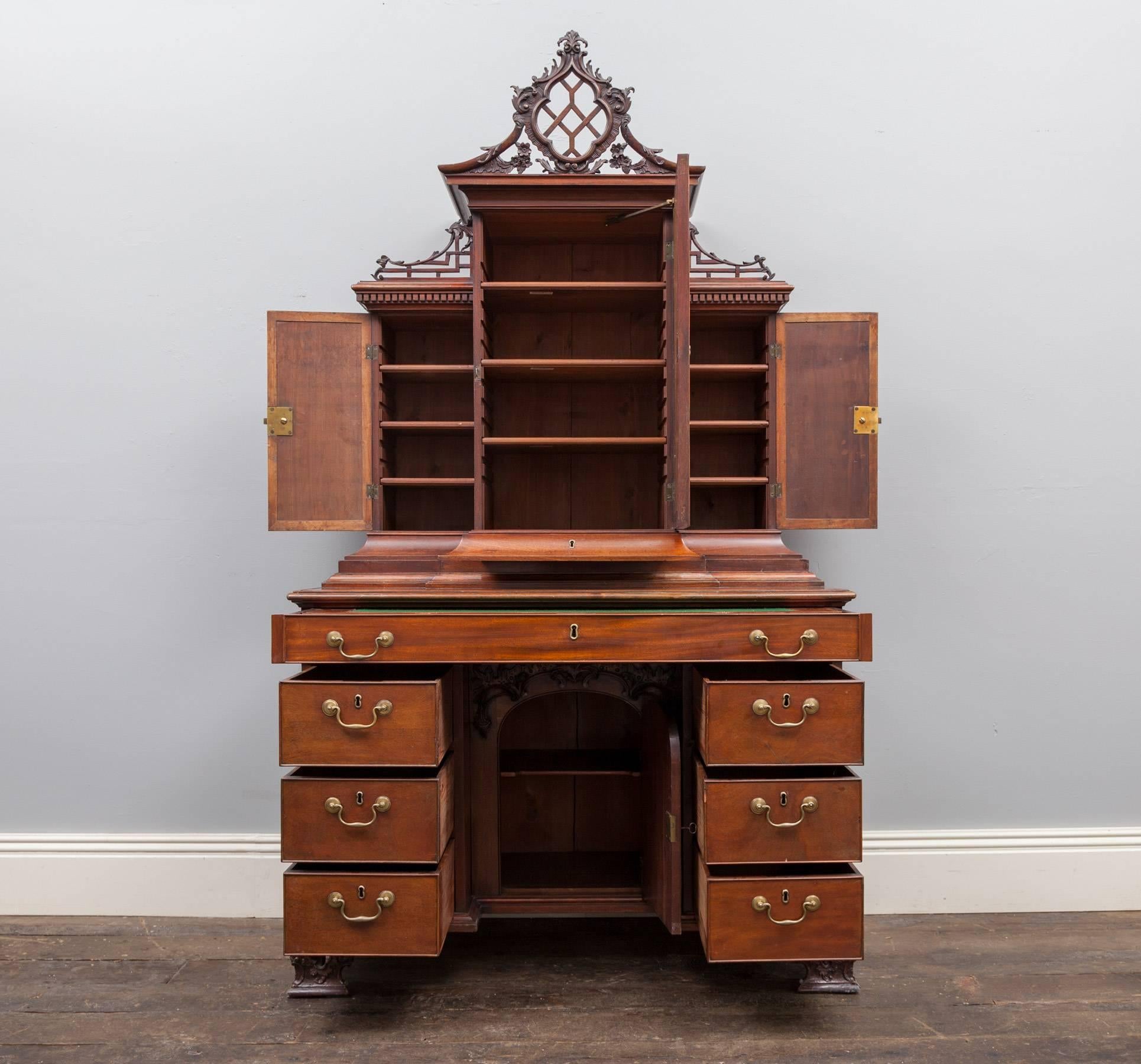 Commode en acajou du XVIIIe siècle avec bibliothèque et écritoire, conçue par Thomas Chippendale. Un meuble anglais géorgien attrayant, pratique et compact, en très bon état. Voir les images supplémentaires pour le dessin tiré du livre de 1754 de