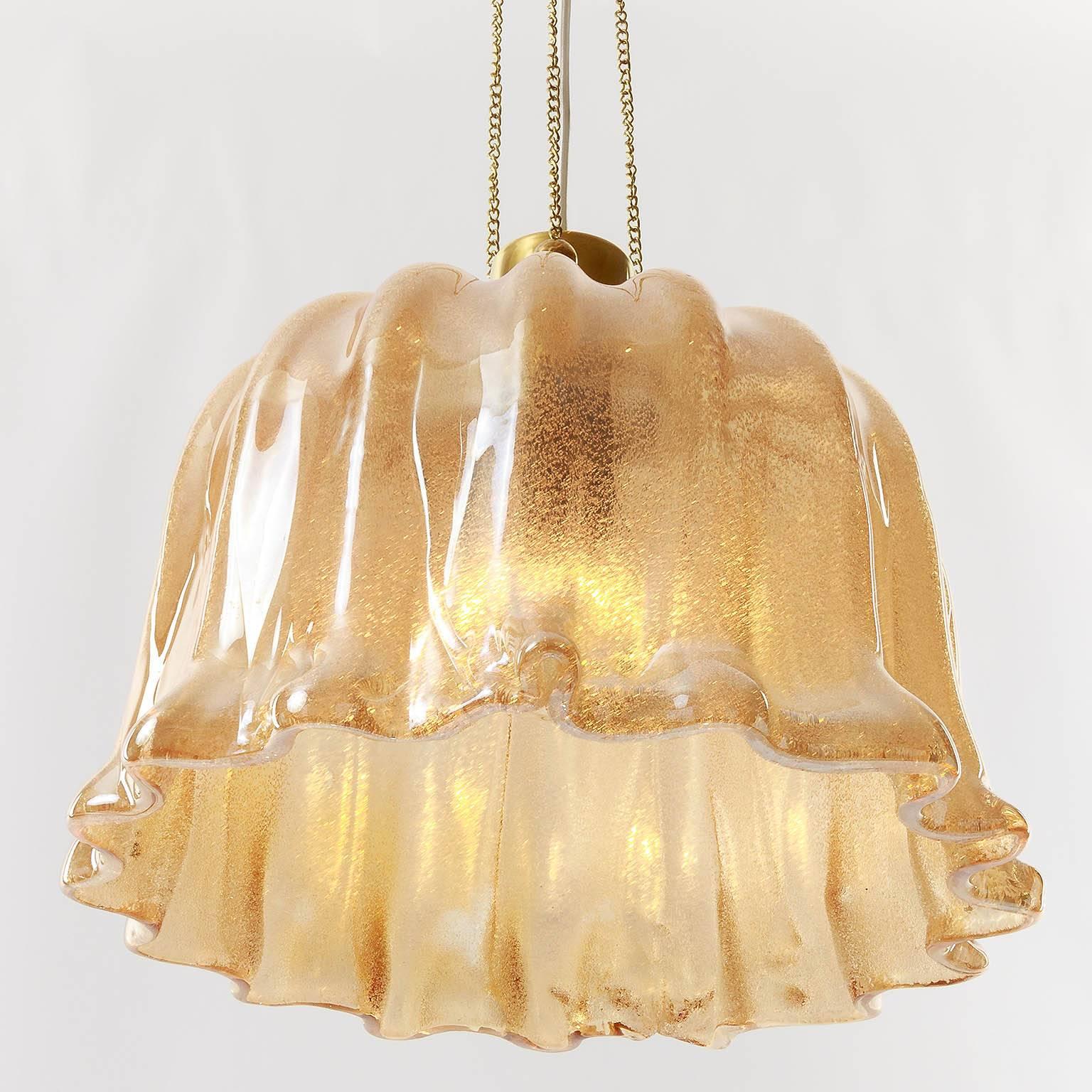 Barovier (attr.) Pendant Light, Amber Tone Murano Glass, 1970 In Excellent Condition In Hausmannstätten, AT