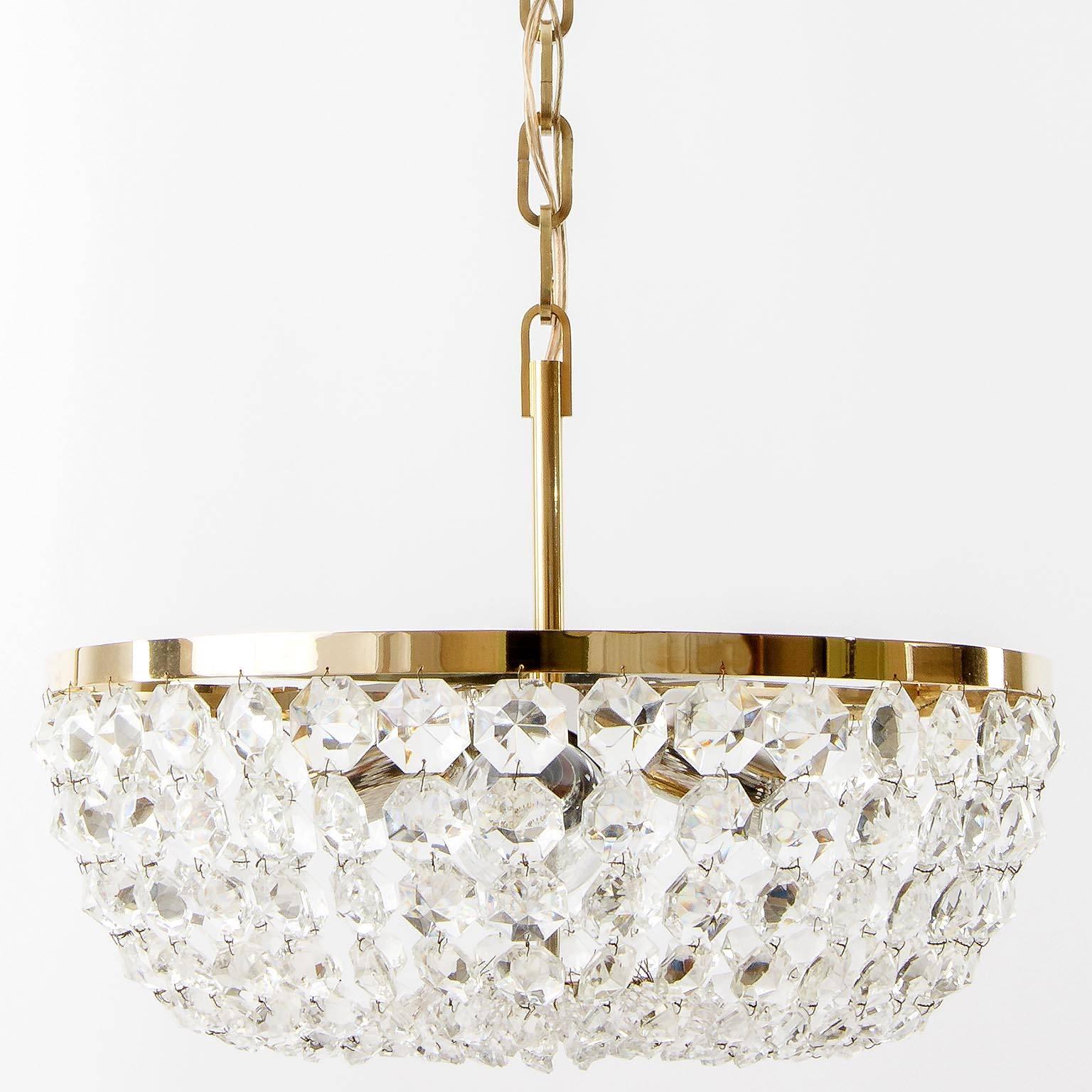 A basket chandelier by Bakalowits & Söhne, Vienna, manufactured in Mid-Century, circa 1960 (late 1950s or early 1960s).
A handmade and high quality piece. A brass and nickeled frame is decorated with diamond shaped crystal glass. The fixture takes