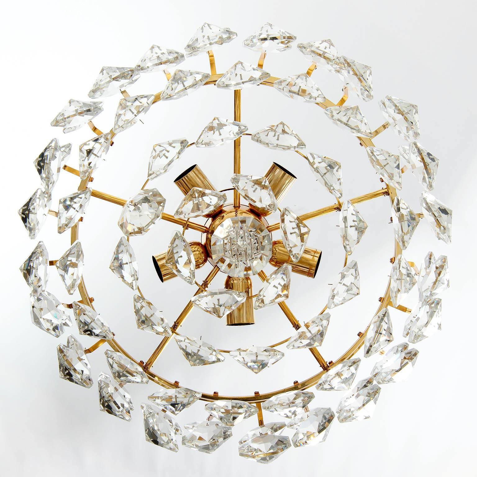 Bakalowits Style Chandelier, Gilt Brass and Crystal Glass, Austria, 1960s In Excellent Condition In Hausmannstätten, AT